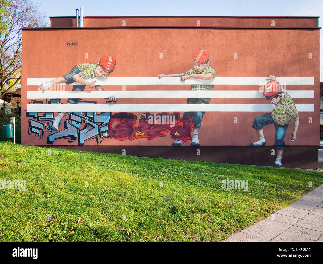 Kinder spielen mit adidas Streifen Wandbild (Graffiti) in Kaunas, Litauen  Stockfotografie - Alamy