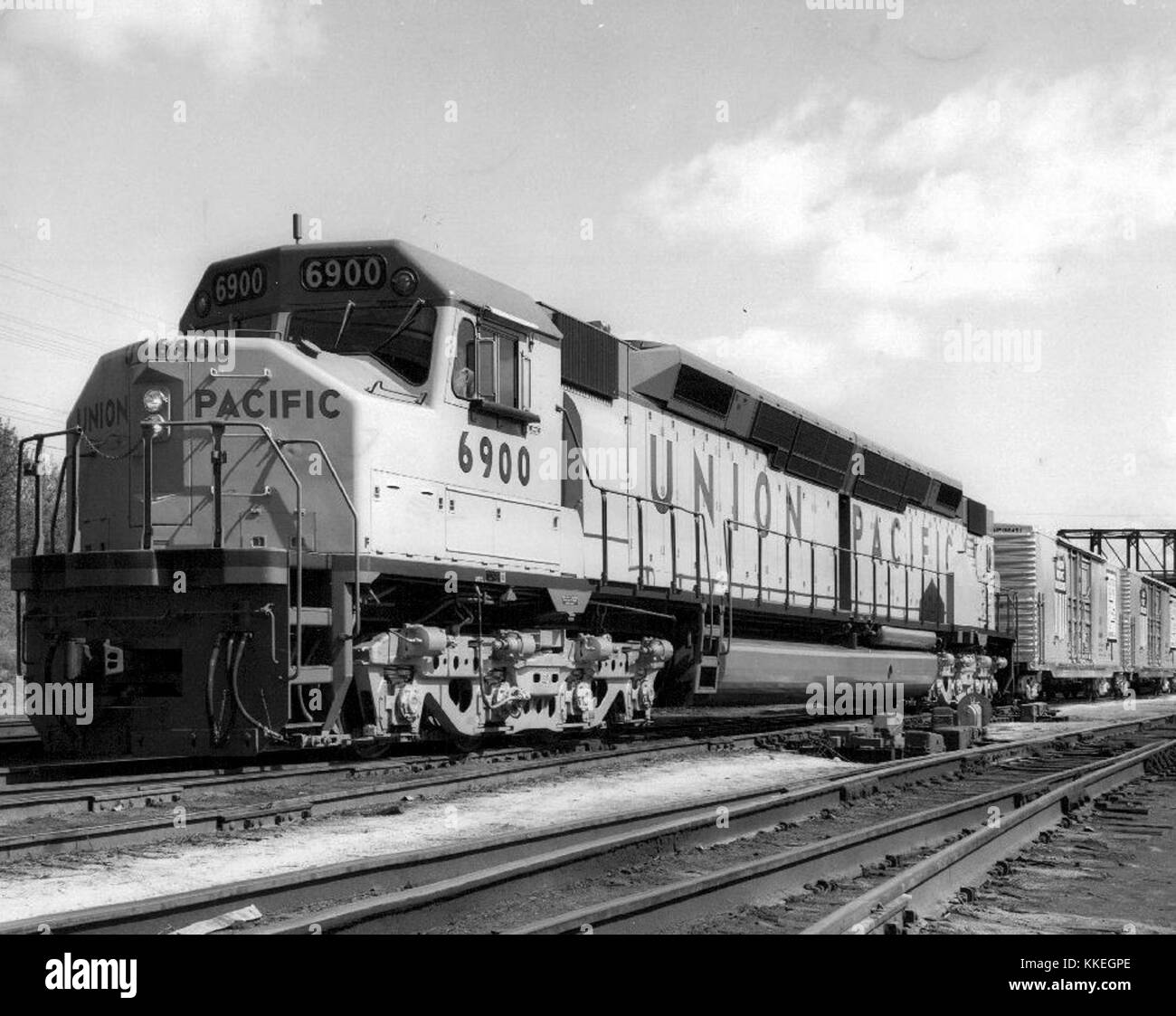 Die Union Pacific EMD DDA40X 6900 ist eine dieselelektrische Lokomotive aus dem Jahr 1969. Sie war Teil einer Spezialflotte zum Gedenken an die Golden Spike Centennial, die den 100. Jahrestag der Fertigstellung der ersten Transcontinental Railroad in den Vereinigten Staaten feierte. Stockfoto