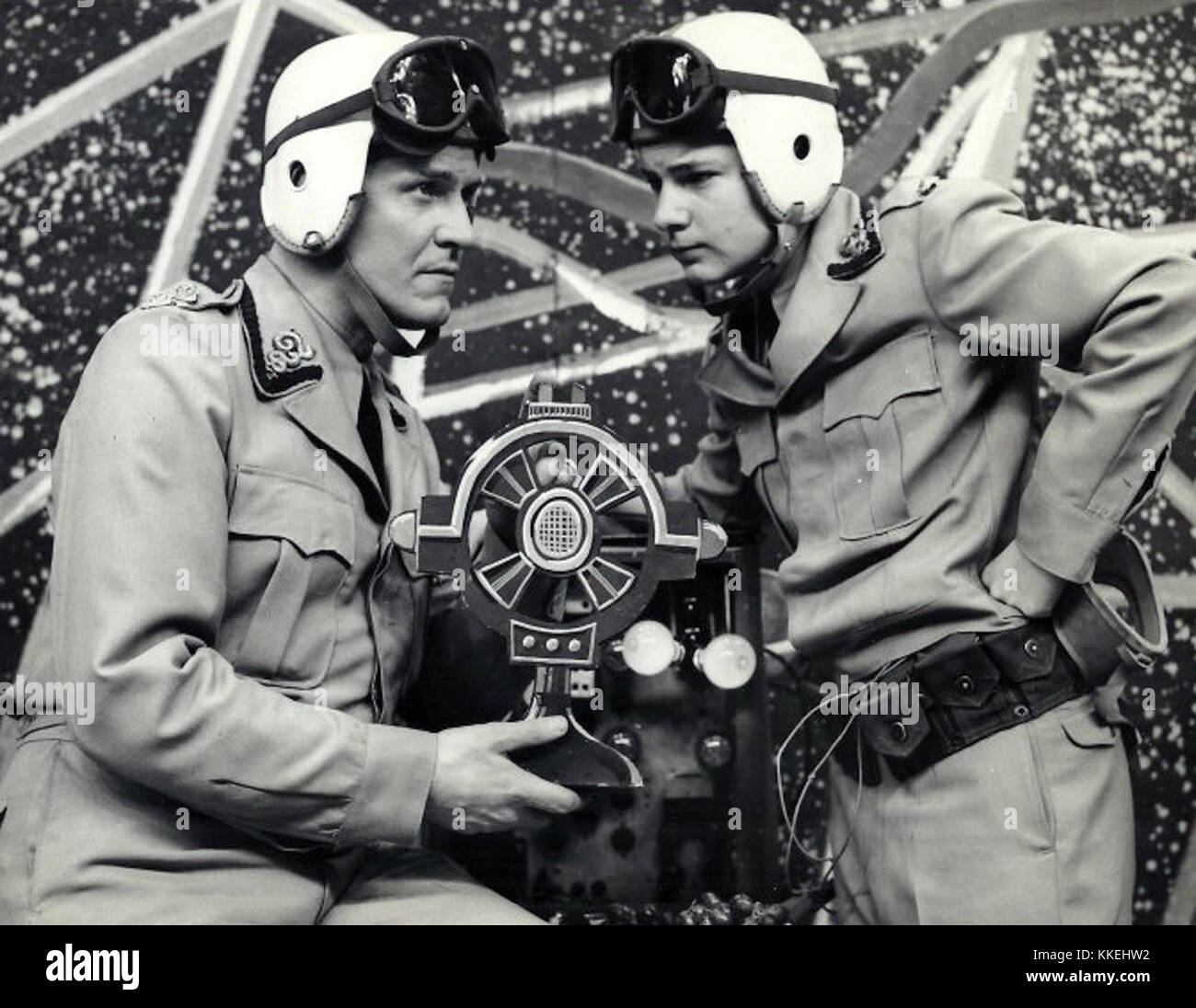 Al Hodge und Don Hastings werden mit Captain Video Helmen dargestellt, die auf ihre Rollen in einer Fernsehserie verweisen und die frühe Geschichte des Science-fiction-Fernsehens zeigen. Stockfoto