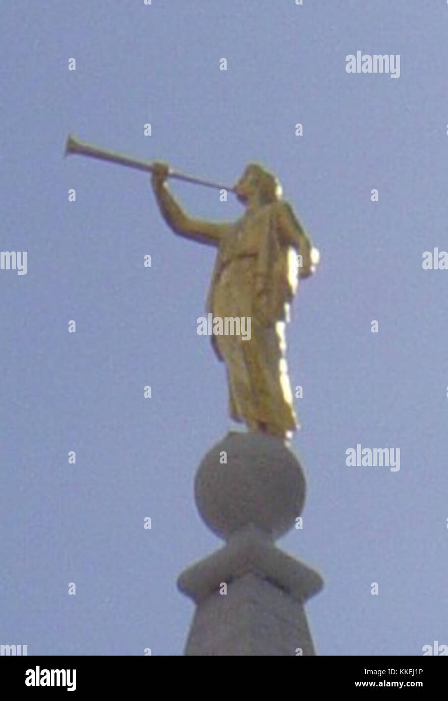 Eine Statue von Angel Moroni auf dem Salt Lake City Tempel, Teil der Kirche Jesu Christi der Heiligen der Letzten Tage in Salt Lake City, Utah. Die Statue ist ein prominentes Symbol der Kirche und für ihre goldene Oberfläche bekannt. Stockfoto