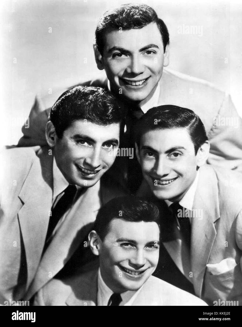 Die Ames Brothers, eine populäre amerikanische Gesangsgruppe in den 1950er Jahren, waren bekannt für ihre Harmonie und ihre Charts-Top-Hits. Dieses Bild zeigt sie während eines Spitzenzeitpunktes ihrer Karriere im Jahr 1955. Stockfoto