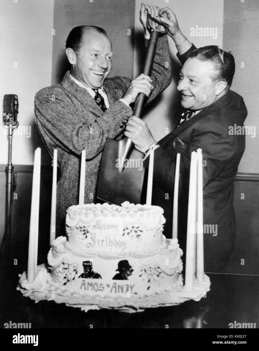 Der 10. Jahrestag von *Amos 'n' Andy* im Jahr 1938 war ein bedeutender Meilenstein für diese ikonische amerikanische Radiosendung. Es wurde zu einem der beliebtesten Programme seiner Zeit, bekannt für seinen Humor und die Darstellung afroamerikanischer Charaktere. Stockfoto