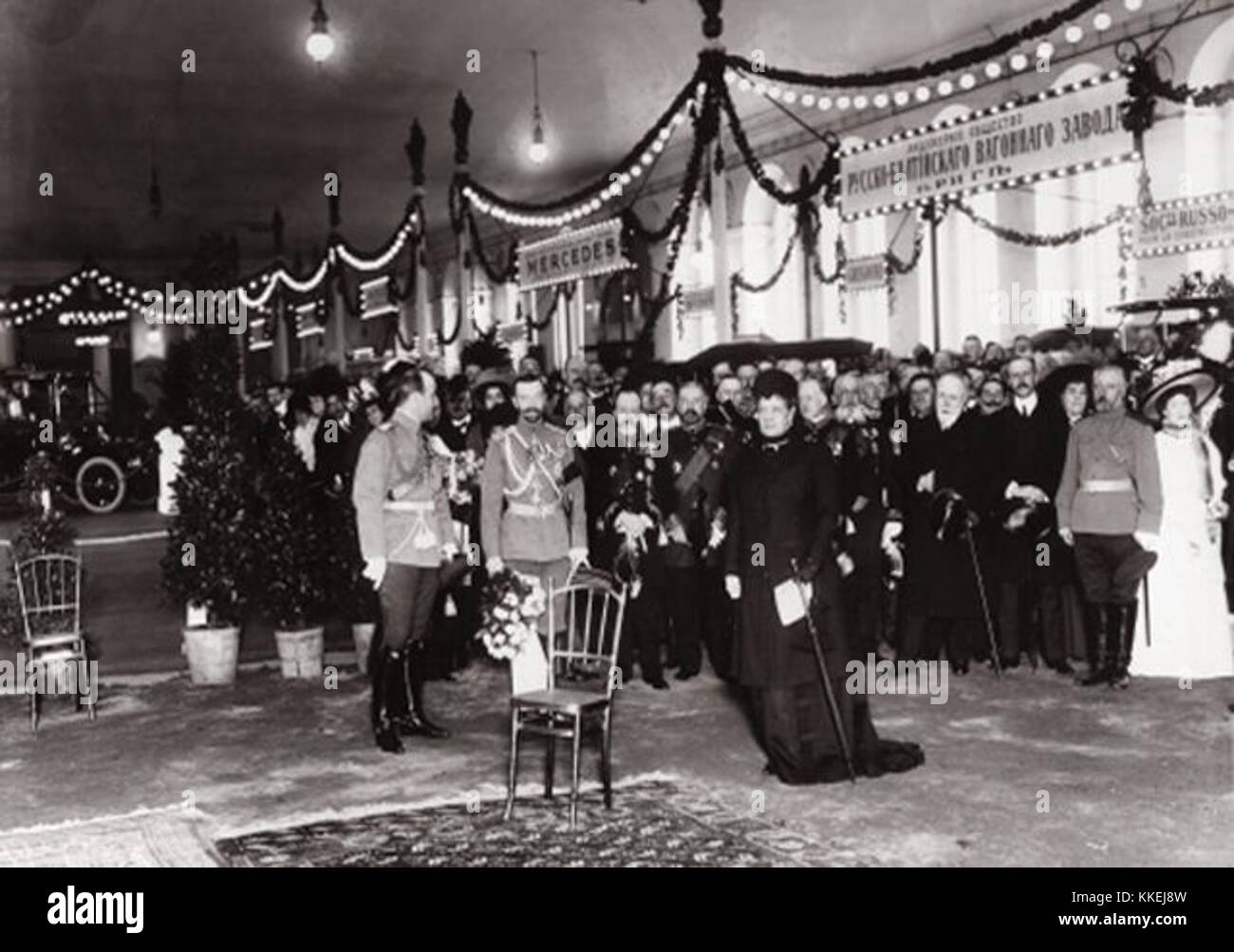 Auf der Autoexpo 1910 in Petersburg wurden die neuesten Entwicklungen in der Automobiltechnik vorgestellt, wobei mehrere neue Automodelle ausgestellt wurden. Die Veranstaltung stellte die wachsende Automobilindustrie in Russland während des frühen 20. Jahrhunderts vor Augen. Stockfoto