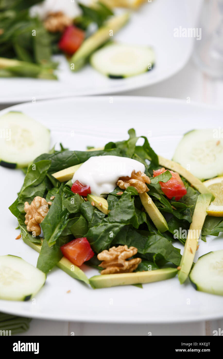 Spinatsalat mit Lox und Avocado Stockfotografie - Alamy