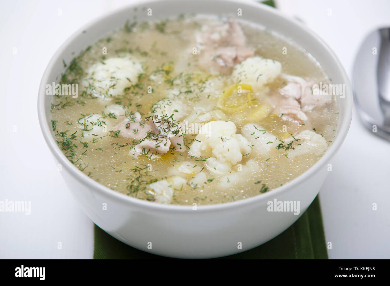 Suppe mit Lauch, Blumenkohl und Huhn. Stockfoto
