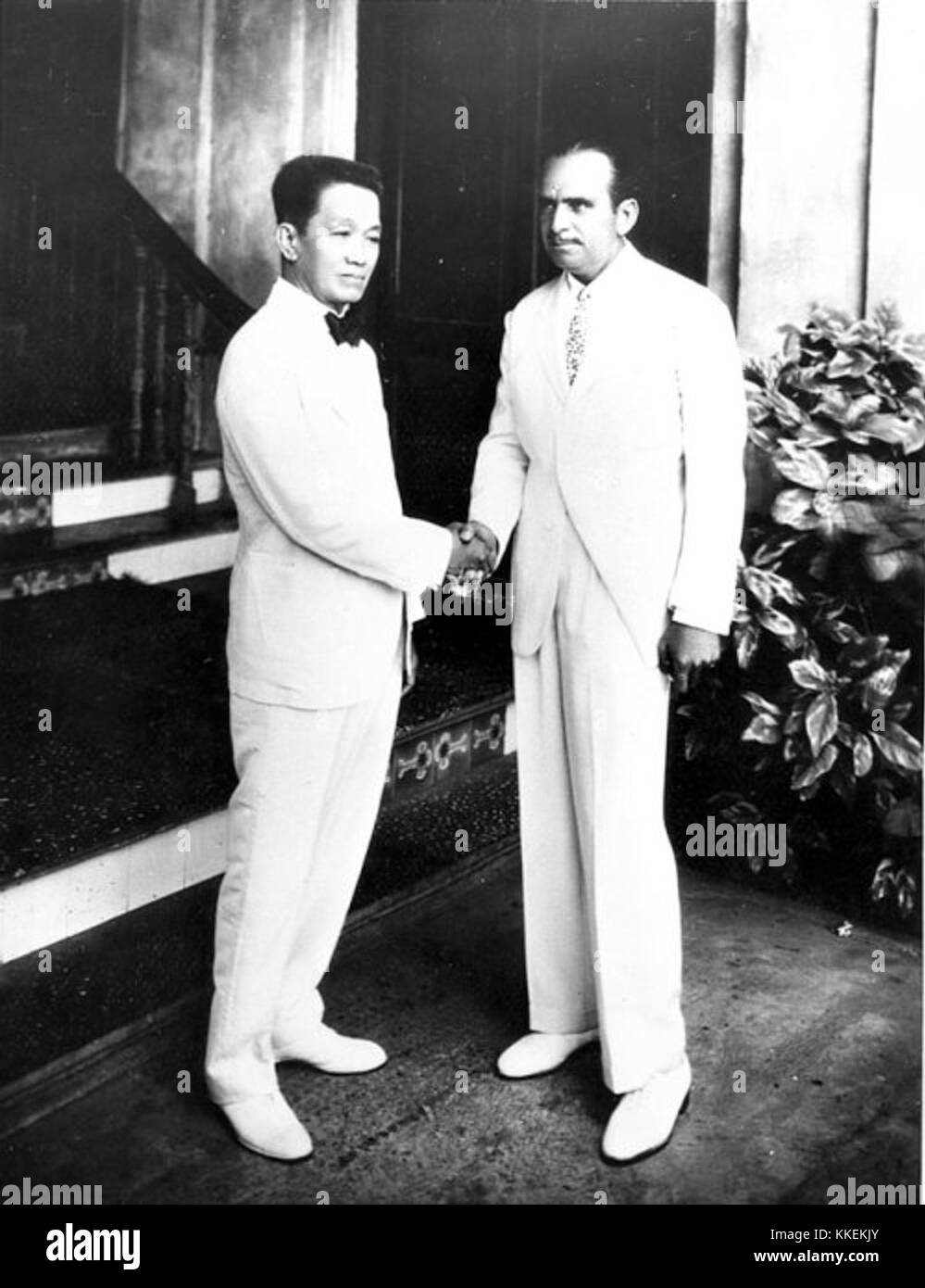 Aguinaldo und Fairbanks sind bedeutende Persönlichkeiten in der Geschichte der Philippinen und der Vereinigten Staaten. Aguinaldo, der erste Präsident der Philippinen, spielte eine Schlüsselrolle in der Unabhängigkeit des Landes, während Fairbanks ein prominenter amerikanischer Politiker und Staatsmann war. Stockfoto