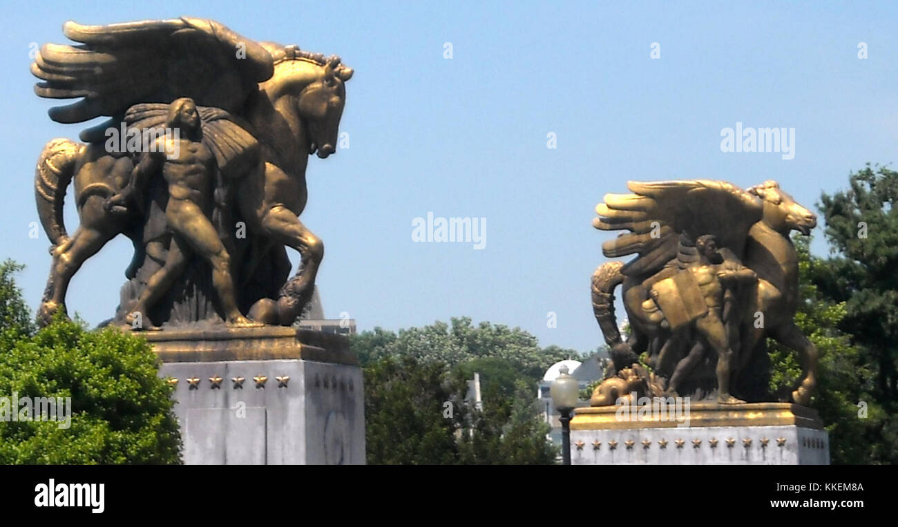 Statuen in der Nähe des Lincoln Memorial in Washington, D.C., mit Skulpturen und Kunstwerken, die den ikonischen Status des Gedenkmals ergänzen und das nationale Erbe repräsentieren. Stockfoto