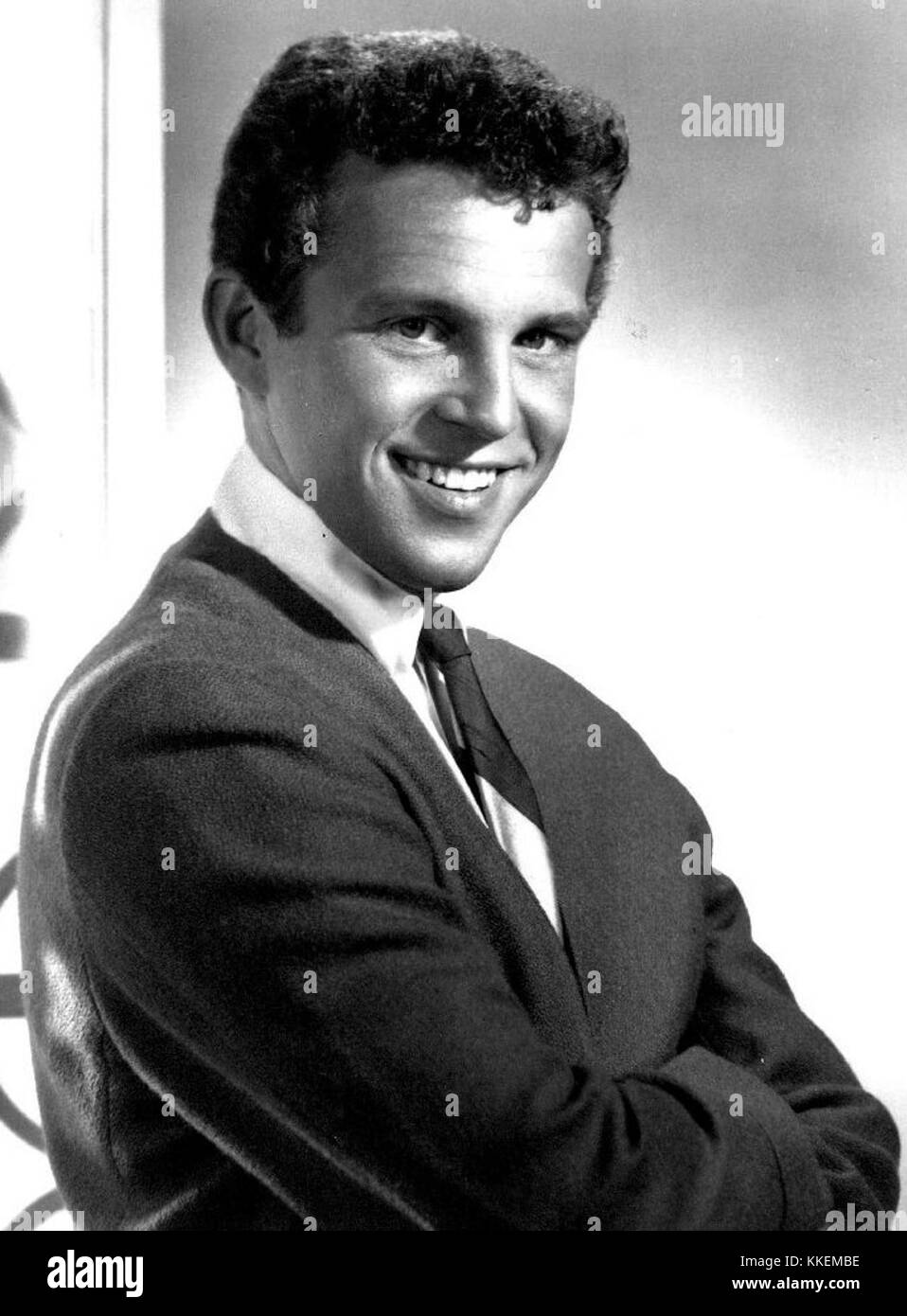 Dieses Foto zeigt Bobby Vinton, einen populären amerikanischen Sänger und Songwriter, während seiner Karriere im Jahr 1964. Vinton ist vor allem für Hits wie Blue Velvet und Mr. Lonely bekannt, was ihn zu einer bemerkenswerten Figur in der Popmusik der 1960er Jahre macht. Stockfoto