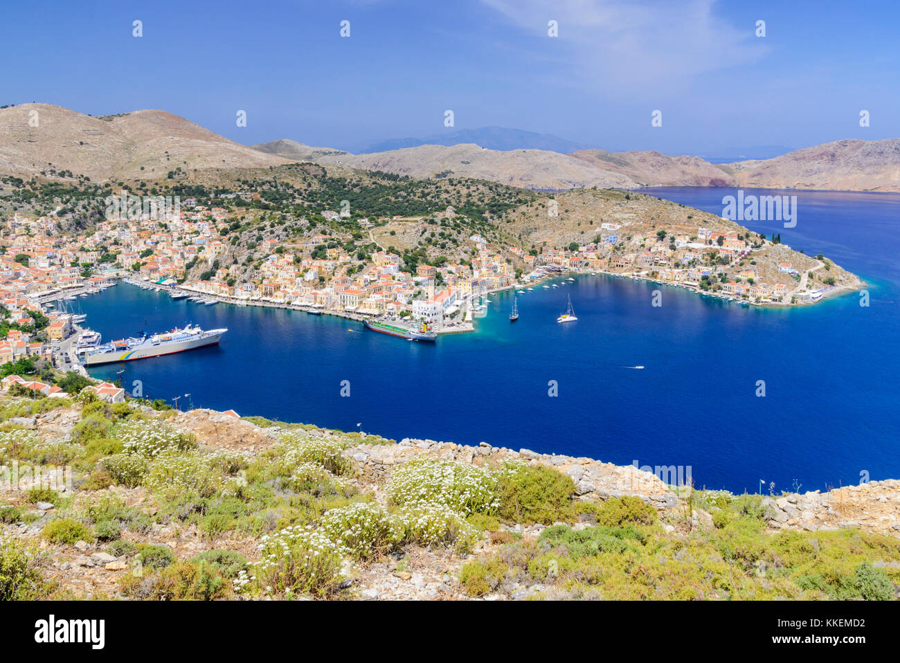 Der malerische Hafen von Yialos Stadt, auf der Insel Symi, Dodekanes, Griechenland Stockfoto