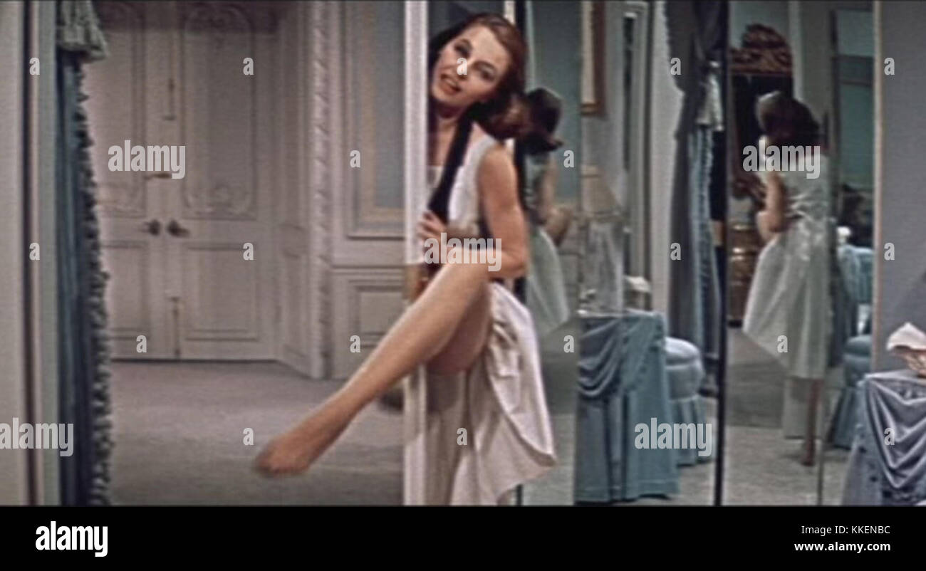 CYD Charisse spielt die Hauptrolle im Trailer für den Musical-Comedy-Film „Silk Strümpfe“ aus dem Jahr 1957. Der Trailer hebt ihre Leistung in einer glamourösen Rolle hervor, die Romantik und Humor miteinander verbindet. Stockfoto