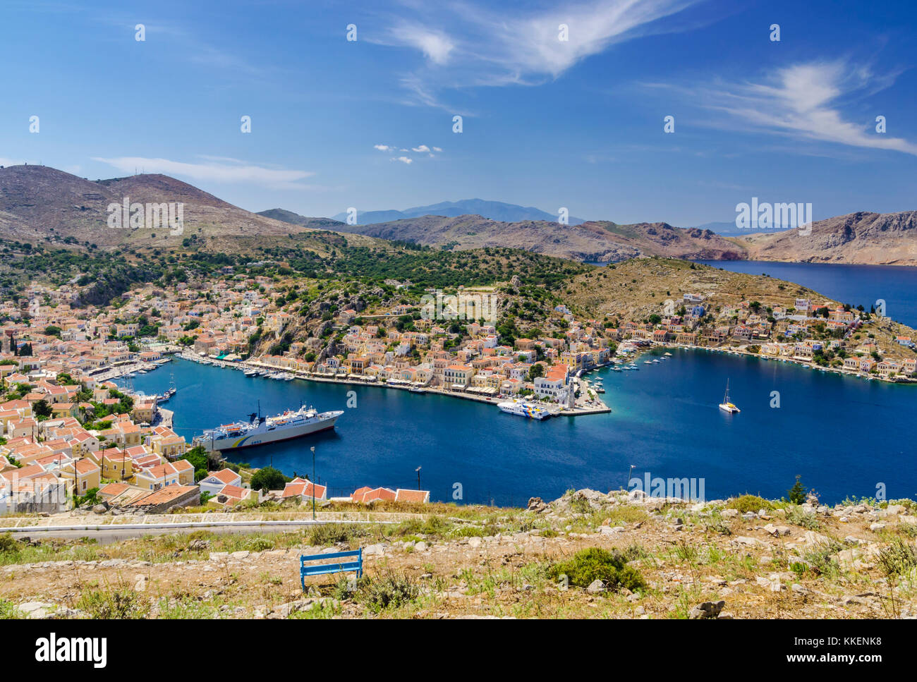 Der malerische Hafen von Yialos Stadt, auf der Insel Symi, Dodekanes, Griechenland Stockfoto