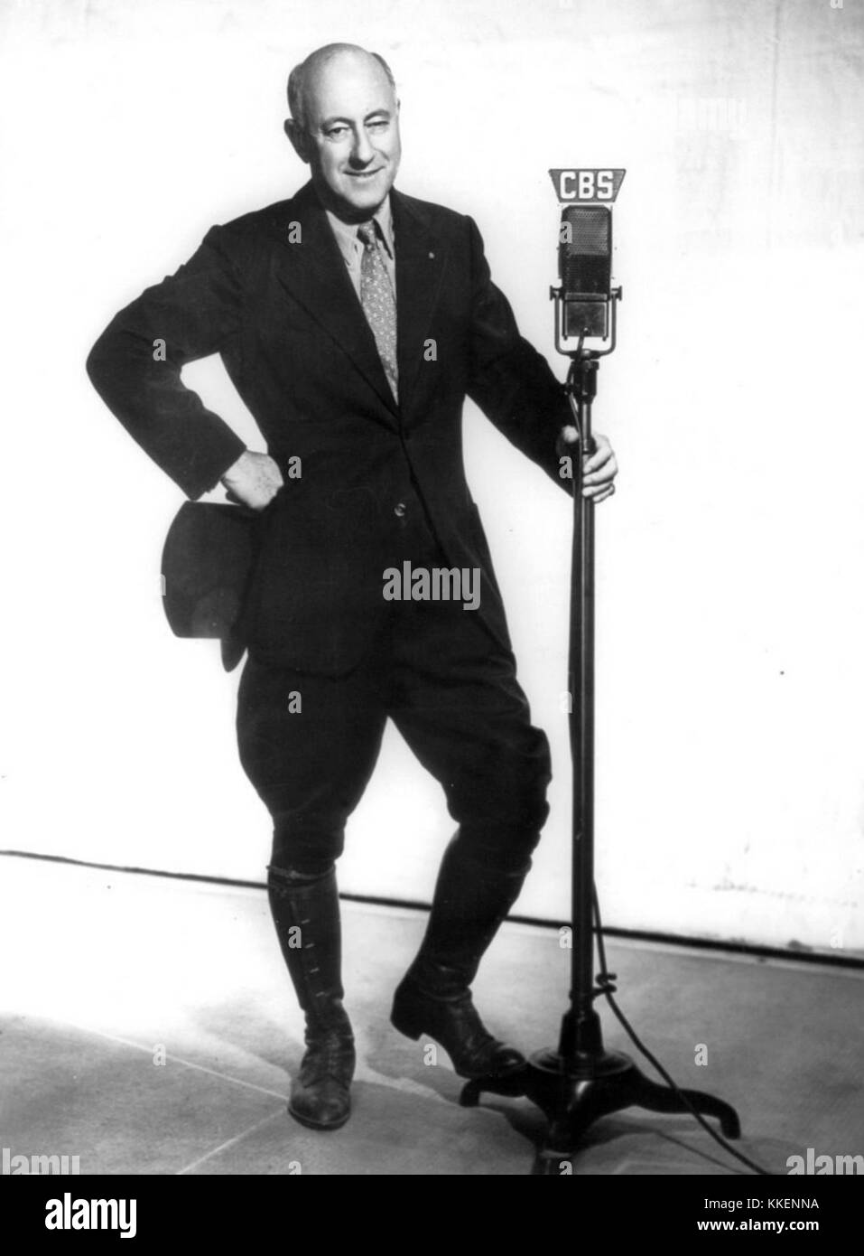 Cecil B. DeMille, ein renommierter US-amerikanischer Filmregisseur, wird hier 1937 gezeigt. Bekannt für seine epischen Filme und großen Produktionen, war DeMille eine Schlüsselfigur im goldenen Zeitalter Hollywoods und prägte die Zukunft des Kinos. Stockfoto