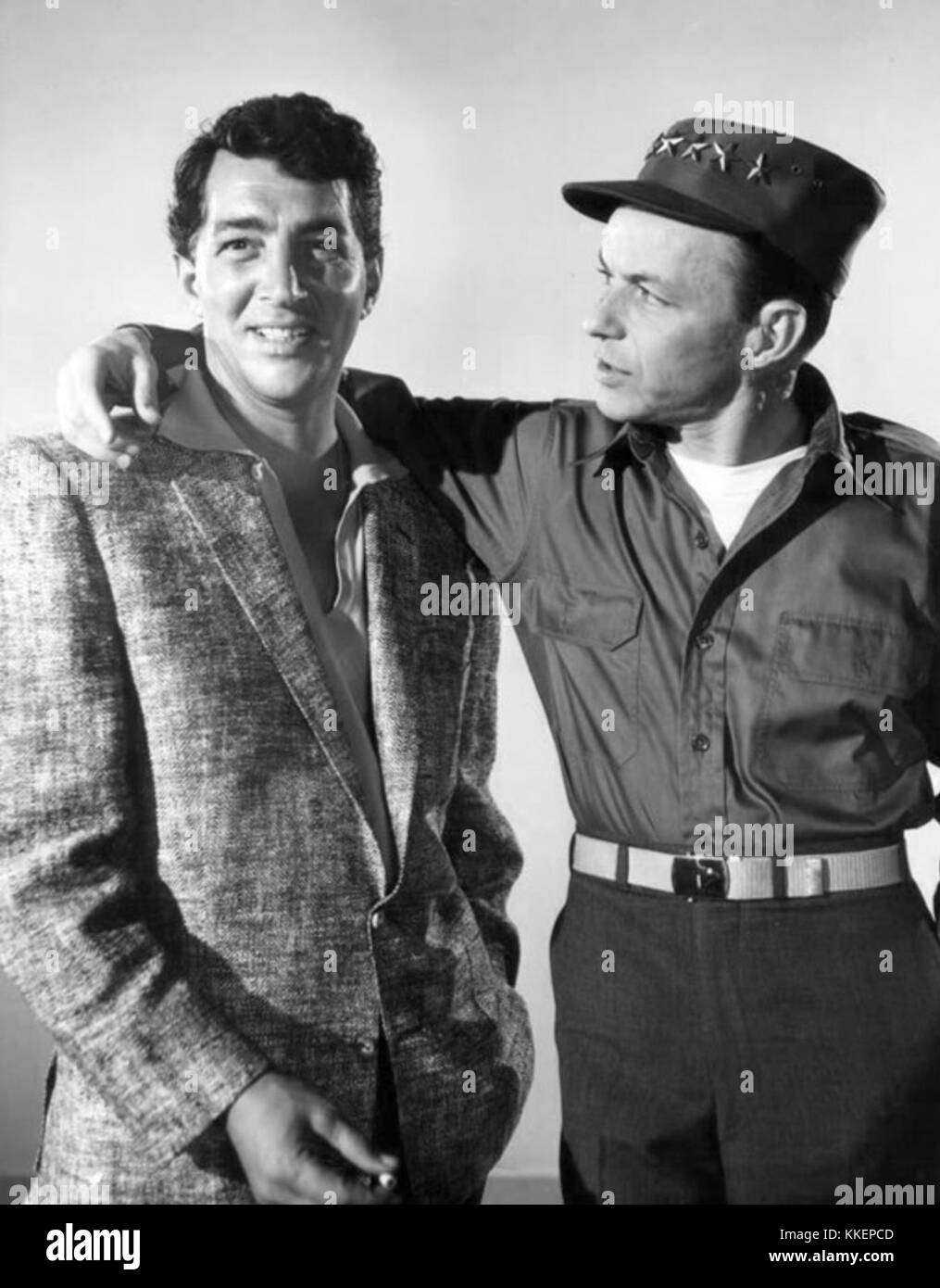 Ein Foto aus der Dean Martin Show 1958 mit Dean Martin und Frank Sinatra. Die beiden legendären Entertainer treten gemeinsam auf und zeigen ihre bemerkenswerte Chemie und Talente in der legendären TV-Show. Stockfoto