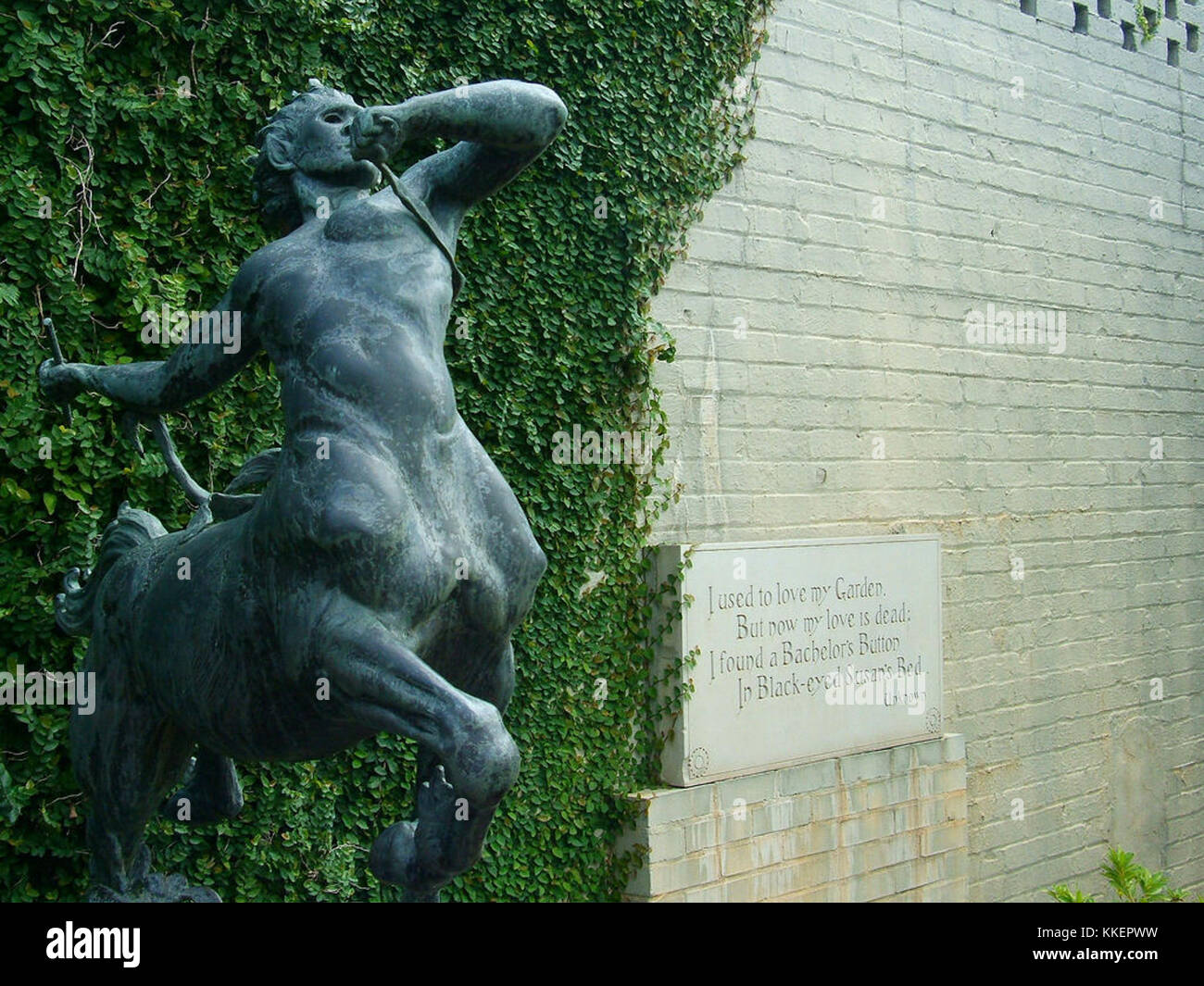 Brookgreen Gardens in South Carolina ist bekannt für seine Sammlung von Skulpturen im Freien. Diese besondere Skulptur zeigt die Schönheit und das Detail amerikanischer Kunst in einer natürlichen Umgebung und verbindet Kunst mit Natur. Stockfoto