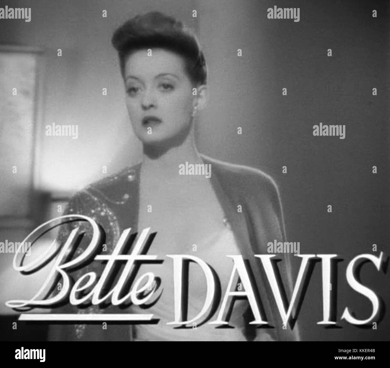 Bette Davis spielt in dem Trailer zu „Now Voyager“ (1942), einem dramatischen Film über die Transformation und das persönliche Wachstum einer Frau. Davis’ kraftvolle Leistung im Film festigte ihren Ruf als Hauptdarstellerin ihrer Zeit. Stockfoto
