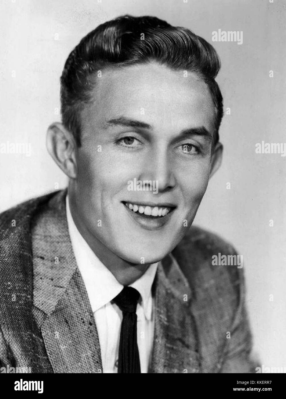 Jimmy Dean, ein US-amerikanischer Country-Sänger, Fernsehmoderator und Geschäftsmann, wird hier im Jahr 1958 abgebildet. Er ist bekannt für seine Beiträge zur Country-Musik und seine späteren Erfolge in der Lebensmittelindustrie. Stockfoto