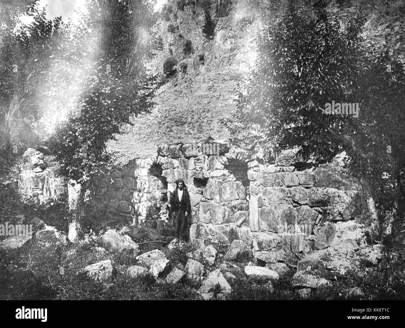 Die Ruinen des Klosters Midznadzori, fotografiert 1911 von Marr, sind eine wichtige historische Stätte. Die Überreste des Klosters spiegeln das architektonische und religiöse Erbe der Region wider. Stockfoto