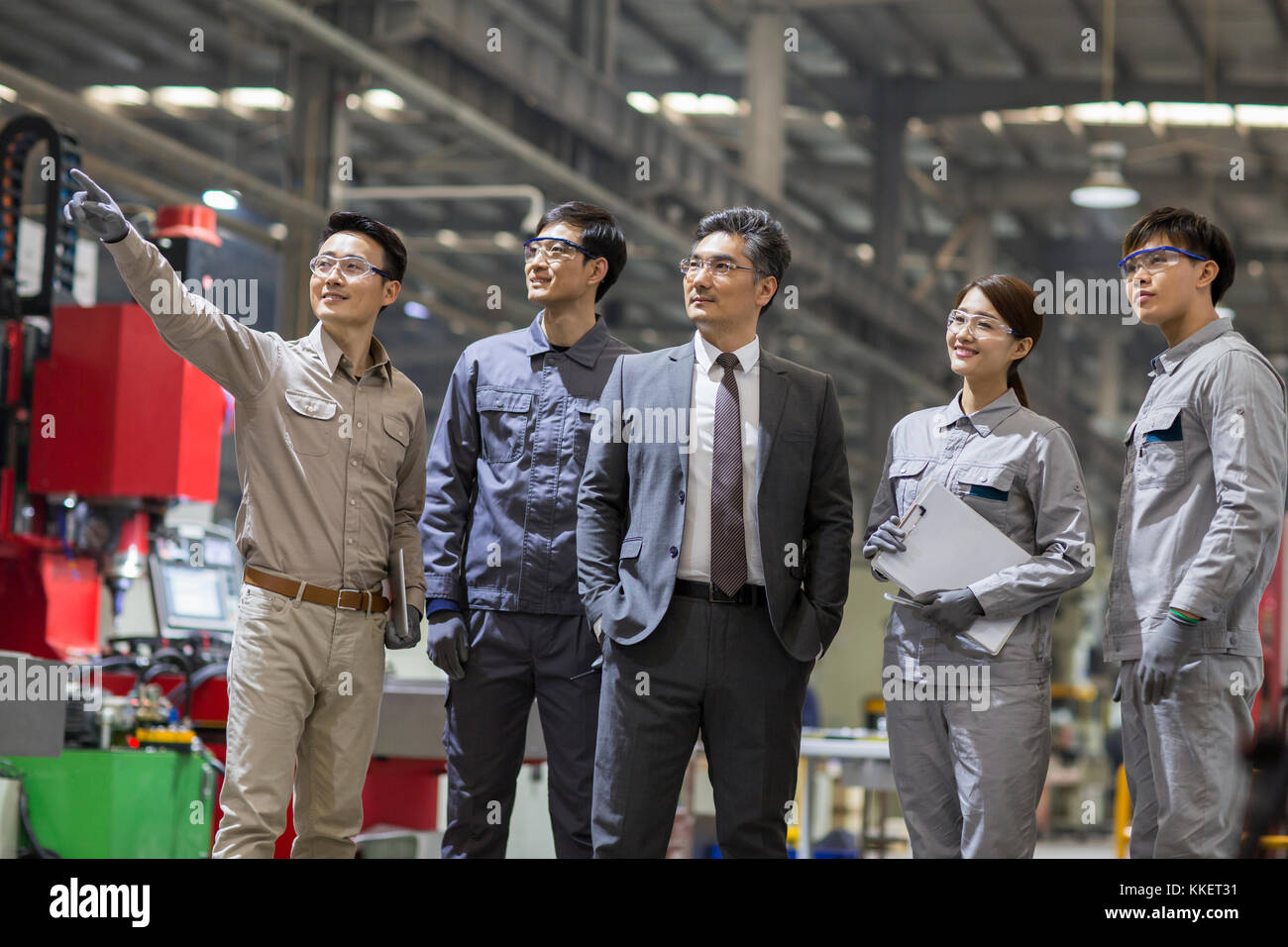 Zuversichtlich chinesischen Geschäftsmann und Engineering Team in der Fabrik Stockfoto