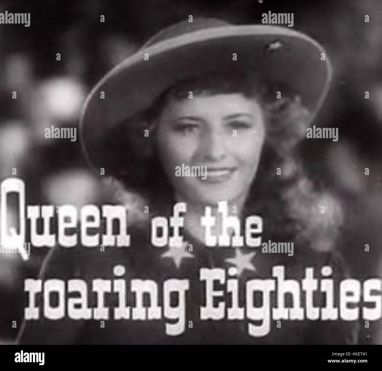 Barbara Stanwyck porträtiert Annie Oakley in diesem Filmtrailer und zeigt ihre Performance in einem biografischen Film über den berühmten Scharfschützen. Stanwyckâ Rolle als Oakley fängt die Stärke und das Können der legendären Figur ein. Stockfoto