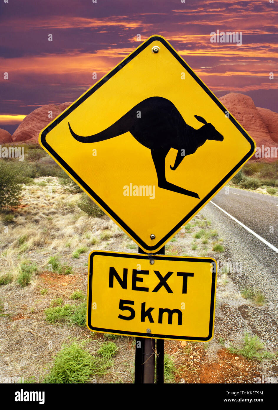 Känguru-Warnschild in der Nähe von Olgas-Rock-Formation im australischen outback Stockfoto