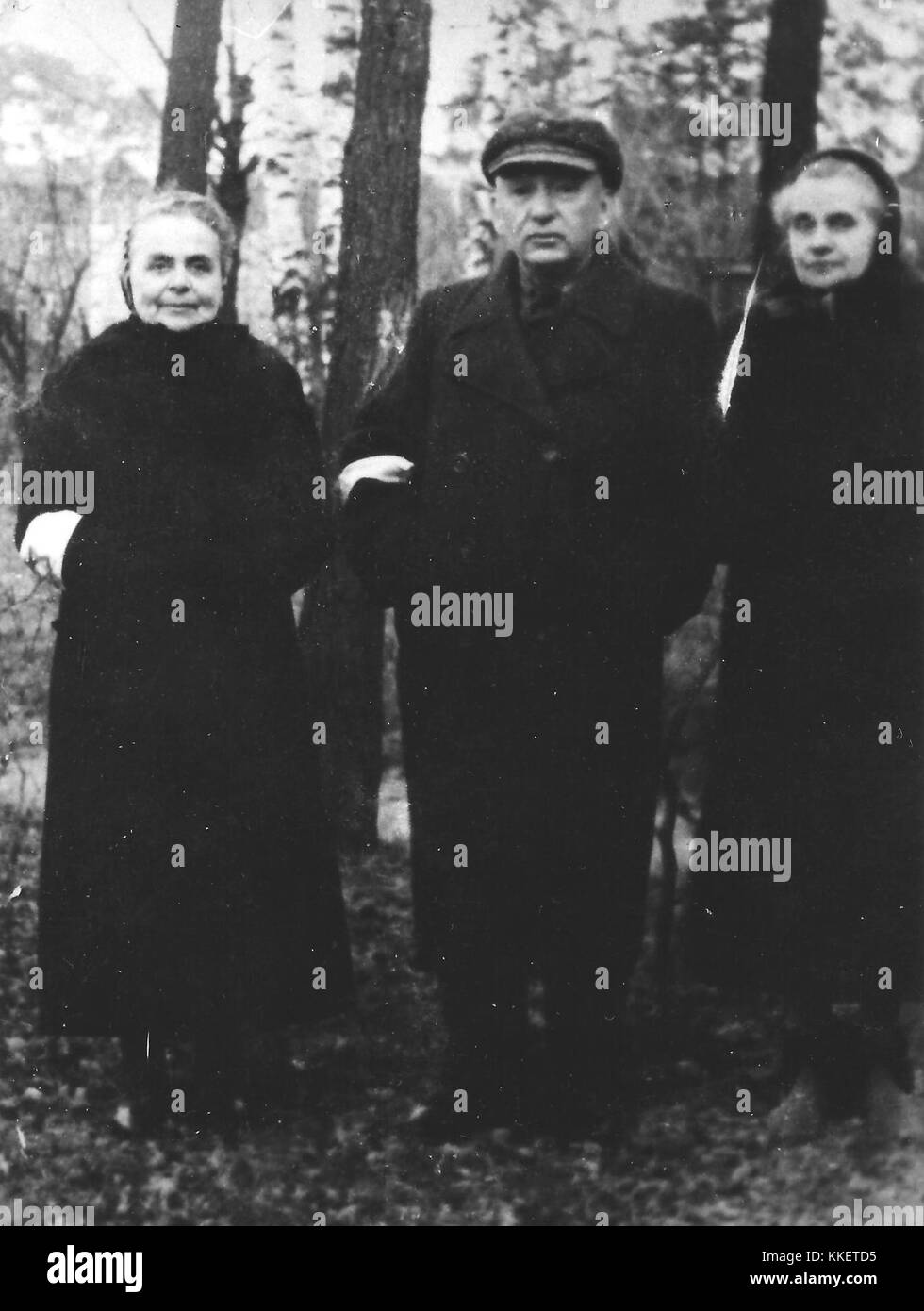 Benjamin Szymin mit Frau Regina und ihrer Schwester Malka in Otwock Ghetto in 1942 Stockfoto