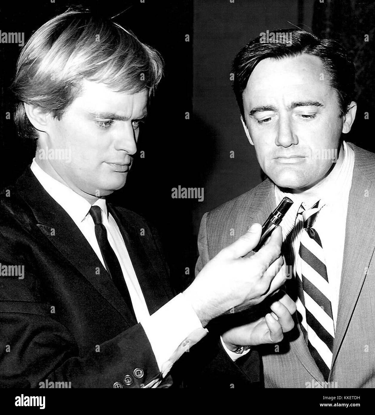 David McCallum und Robert Vaughn, die Stars der 1960er-Fernsehserie „The man from U.N.C.L.E.“, die auf diesem Werbefoto von 1967 zu sehen sind, zeigen ihre ikonischen Rollen als Geheimagenten. Stockfoto