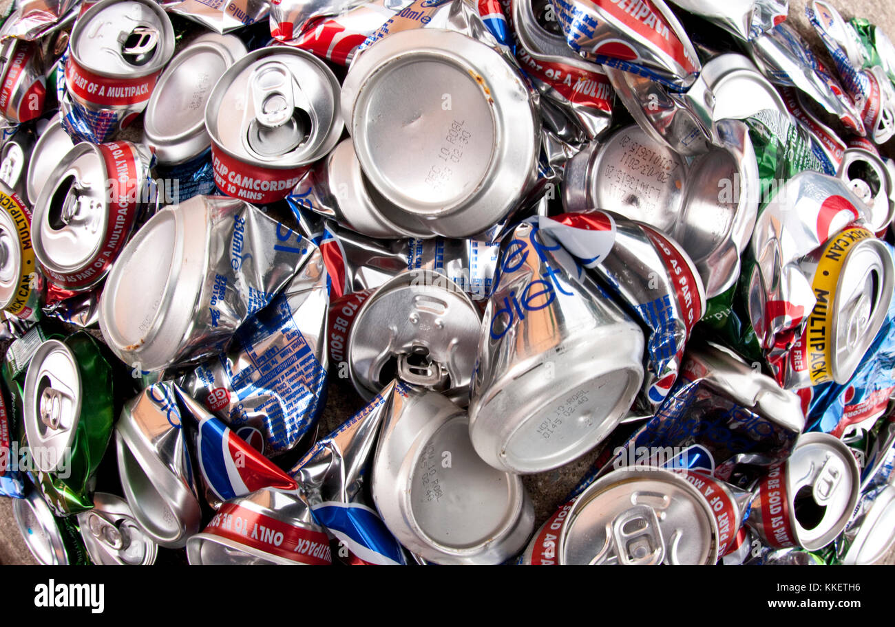 Große Anzahl von Getränkedosen aus Aluminium für das Recycling. Stockfoto