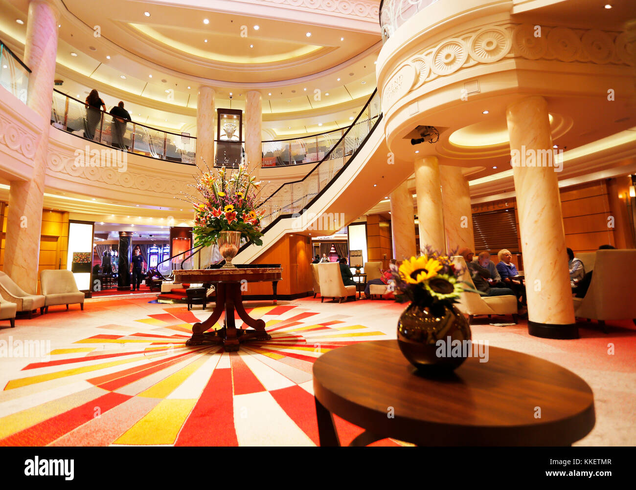 Bild zeigt Ocean Liner Queen Mary 2 auf dem Weg nach New York grand Lobby. Stockfoto