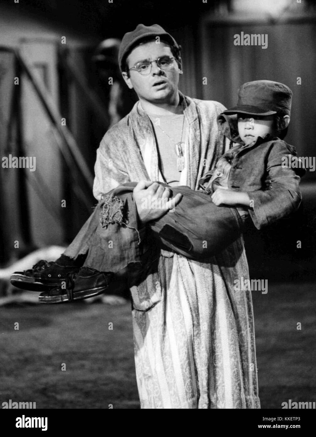 Gary Burghoff spielt die Figur Radar O’Reilly in der TV-Serie MASH* aus dem Jahr 1976. Burghoffs Darstellung von Radar, einem jungen und liebenswerten Militärbeamten, wurde zu einer der bekanntesten Rollen der Serie und brachte ihm bedeutende Anerkennung in der Fernsehgeschichte ein. Stockfoto