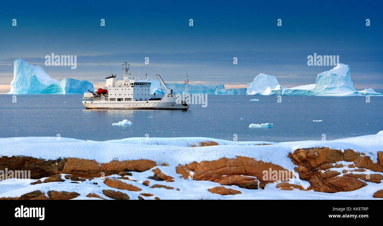 Eine touristische Icebreaker günstig vor der Nordwestküste der Insel Svalbard (Spitzbergen) in der hohen Arktis. Der Svalbard Inseln kam unter Norwegi Stockfoto
