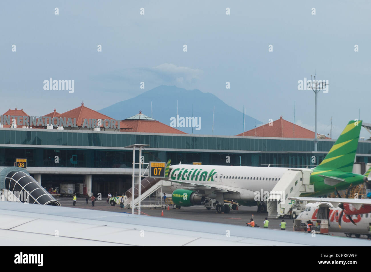 Bali. November 2017 30. Das Foto wurde am 30. November 2017 aufgenommen und zeigt den Vulkan Mount Agung und den internationalen Flughafen Ngurah Rai in Bali, Indonesien. Das indonesische Verkehrsministerium schloss am Donnerstag erneut den internationalen Flughafen in Lombok in der Provinz West Nusa Tenggara wegen des Einflusses von Vulkanasche aus dem Vulkan Mount Agung auf die nahe gelegene Bali-Insel, sagte ein hochrangiger Regierungsbeamter. Quelle: Du Yu/Xinhua/Alamy Live News Stockfoto