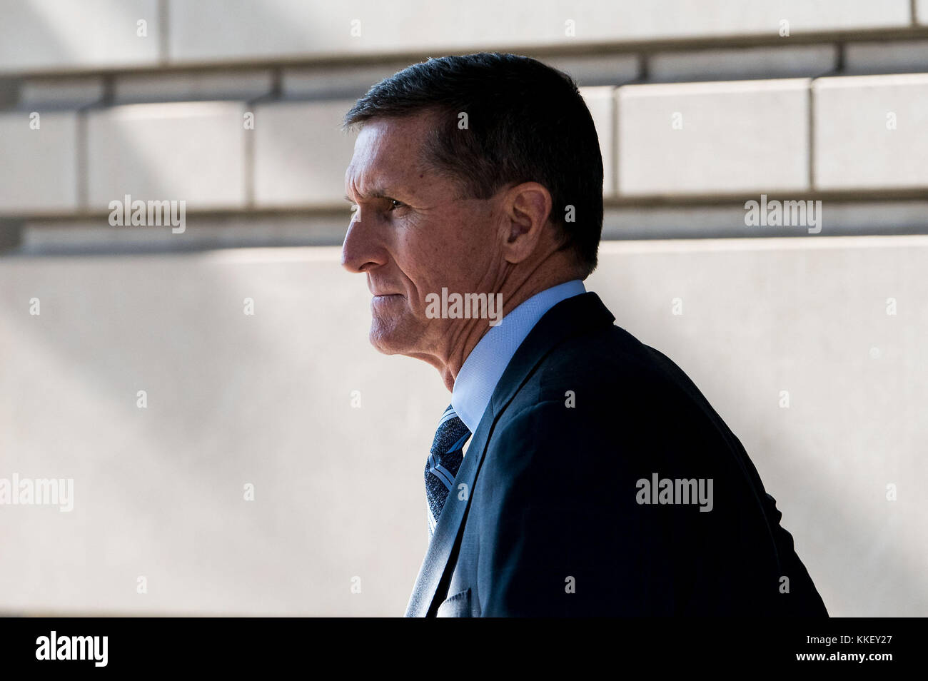 Washington, USA. Dezember 2017. Michael Flynn, ehemaliger US-Sicherheitsberater, verlässt das Bundesgericht nach seiner Urteilsverhandlung in Washington, DC, USA, am 1. Dezember 2017. Der ehemalige US-Sicherheitsberater Michael Flynn hat sich am Freitag schuldig bekannt, das FBI wegen seiner unsachgemäßen Kontakte mit Russland belogen zu haben. Quelle: Ting Shen/Xinhua/Alamy Live News Stockfoto