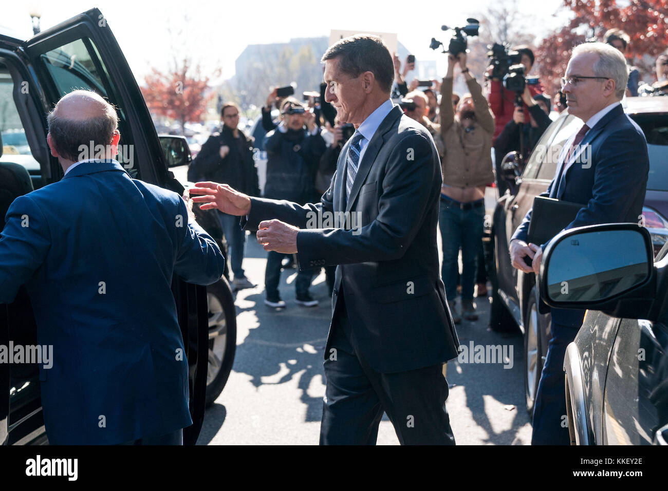 Washington, USA. Dezember 2017. Der ehemalige US-Sicherheitsberater Michael Flynn (C) verlässt das Bundesgericht nach seiner Urteilsverhandlung in Washington, DC, USA, am 1. Dezember 2017. Der ehemalige US-Sicherheitsberater Michael Flynn hat sich am Freitag schuldig bekannt, das FBI wegen seiner unsachgemäßen Kontakte mit Russland belogen zu haben. Quelle: Ting Shen/Xinhua/Alamy Live News Stockfoto
