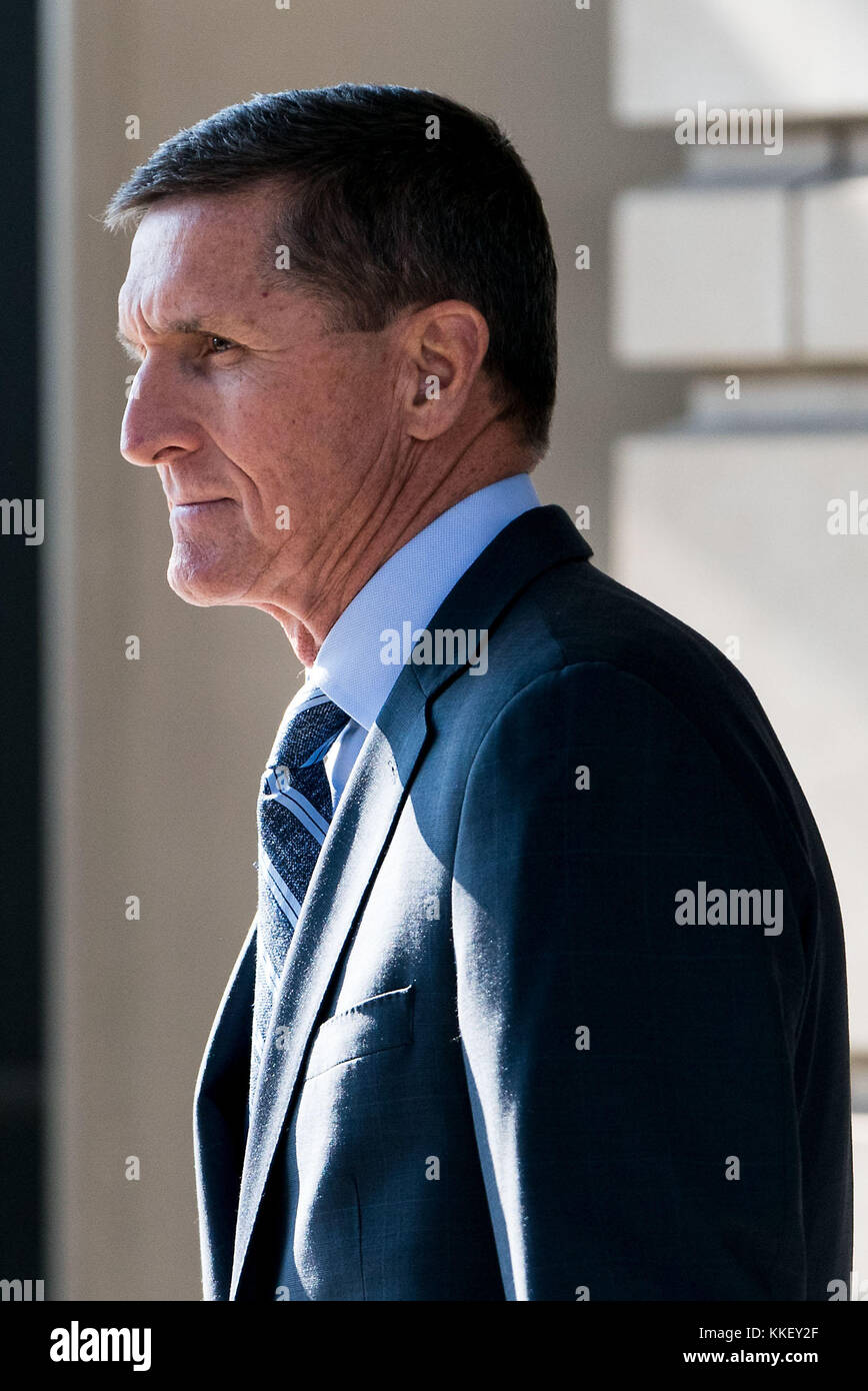 Washington, USA. Dezember 2017. Michael Flynn, ehemaliger US-Sicherheitsberater, verlässt das Bundesgericht nach seiner Urteilsverhandlung in Washington, DC, USA, am 1. Dezember 2017. Der ehemalige US-Sicherheitsberater Michael Flynn hat sich am Freitag schuldig bekannt, das FBI wegen seiner unsachgemäßen Kontakte mit Russland belogen zu haben. Quelle: Ting Shen/Xinhua/Alamy Live News Stockfoto