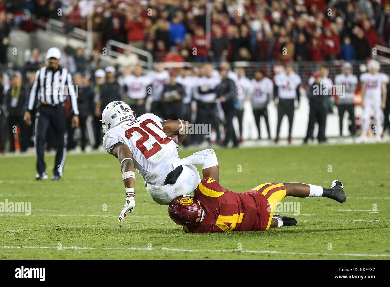 Santa Clara, CA. 01 Dez, 2017. Stanford Kardinal zurück laufen Bryce Liebe (20) angegangen wird durch die USC Trojans Sicherheit Chris Hawkins (4) Während der Pac-12 Fußball-Spiel zwischen den USC Trojans und der Stanford Kardinal an Levi's Stadion in Santa Clara, CA. Die USC Trojans besiegte den Stanford Cardinal 31. bis 28. Christopher Trim/CSM/Alamy leben Nachrichten Stockfoto