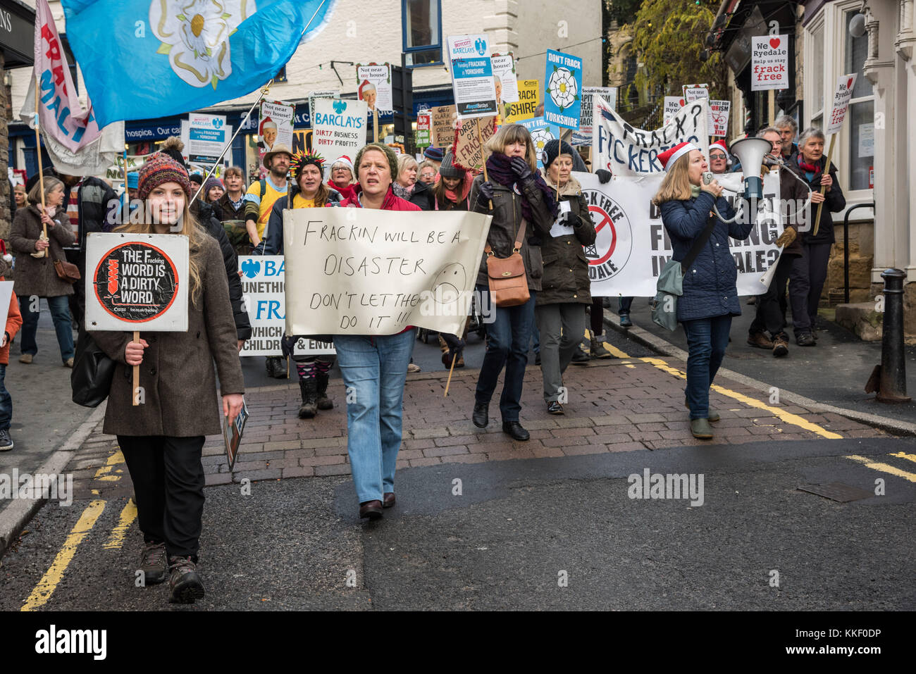 Pickering, North Yorkshire. 2. Dez, 2017. Anti-fracking Demonstranten März durch Pickering Stadt auf es weg zu Reden an der Liberale club Credit: Richard Burdon/Alamy leben Nachrichten Stockfoto