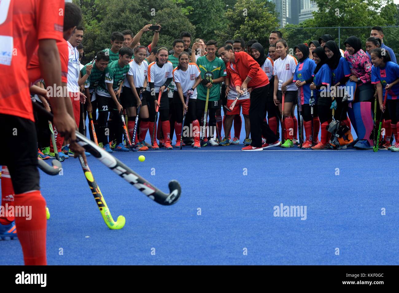 Jakarta, ABC Football Field. September 2018. Der indonesische Präsident Joko Widodo (rote C-Wear-Jacke) trifft den Hockeyball nach der Eröffnungszeremonie von vier Spielstätten der Asiatischen Spiele im Gelora Bung Karno Stadium Complex in Jakarta, Indonesien. Dezember 2017. Die vierten renovierten Veranstaltungsorte sind Hockeyfelder, ABC Football Field, Bogenschießen Field und Aquatikstadion. Indonesien wird vom 18. August bis zum 2. September 2018 die Asienspiele ausrichten 2018. Quelle: Agung Kuncahya B./Xinhua/Alamy Live News Stockfoto