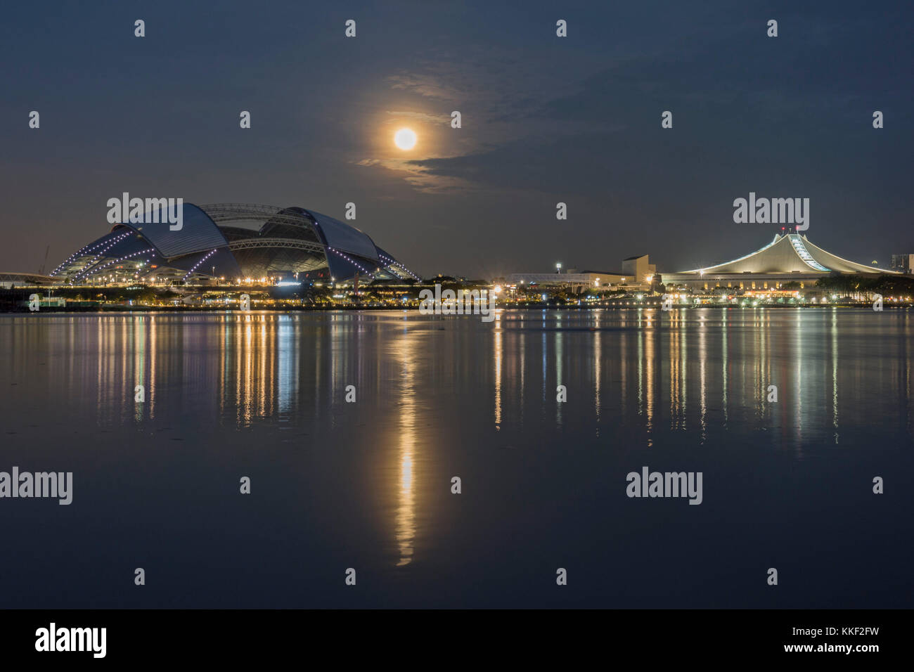 Singapur. Dezember 2017. Ein Supermond wird in Singapur am 3. Dezember 2017 gesehen. Quelle: Dann Chih Wey/Xinhua/Alamy Live News Stockfoto