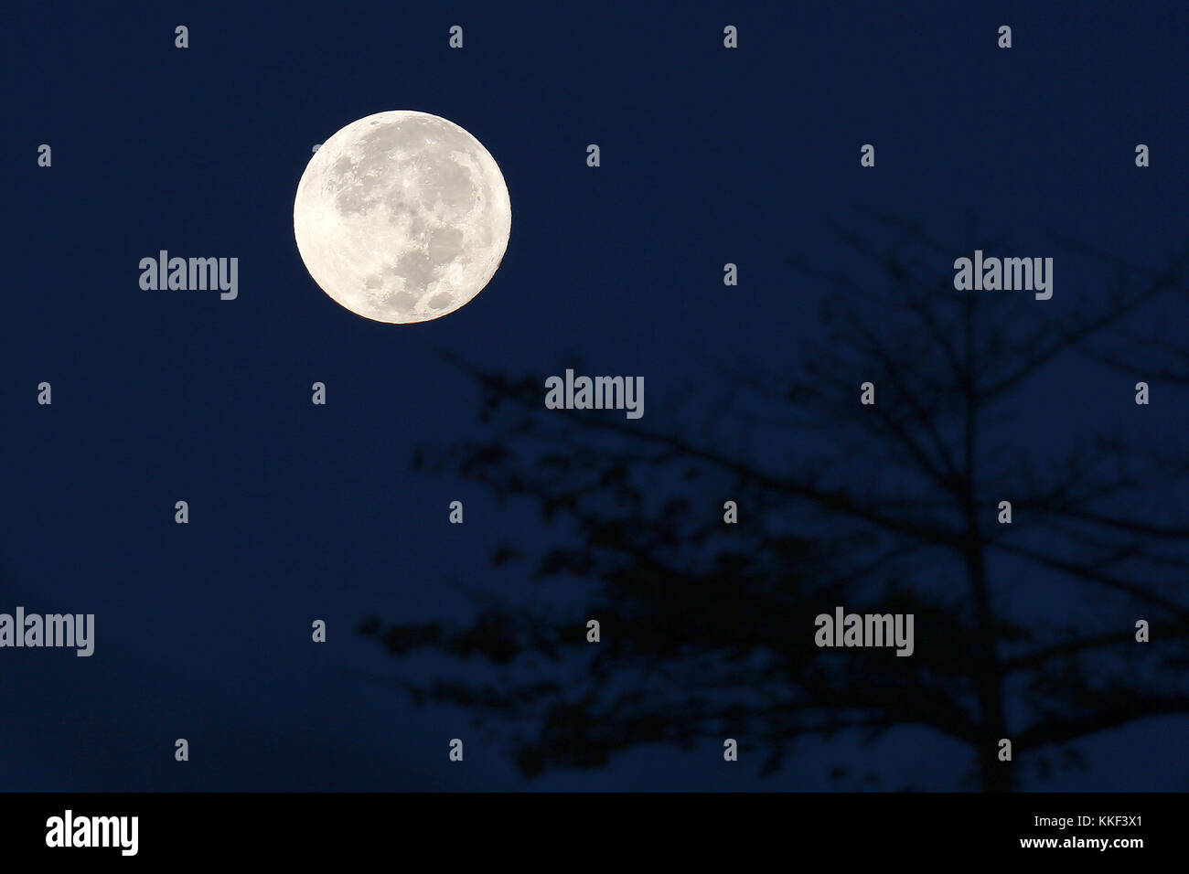 Quezon City, Philippinen. 4. Dez, 2017. Der upermoon' gesehen wird, Quezon City, Philippinen, Dec. 4, 2017. Credit: rouelle umali/Xinhua/alamy leben Nachrichten Stockfoto