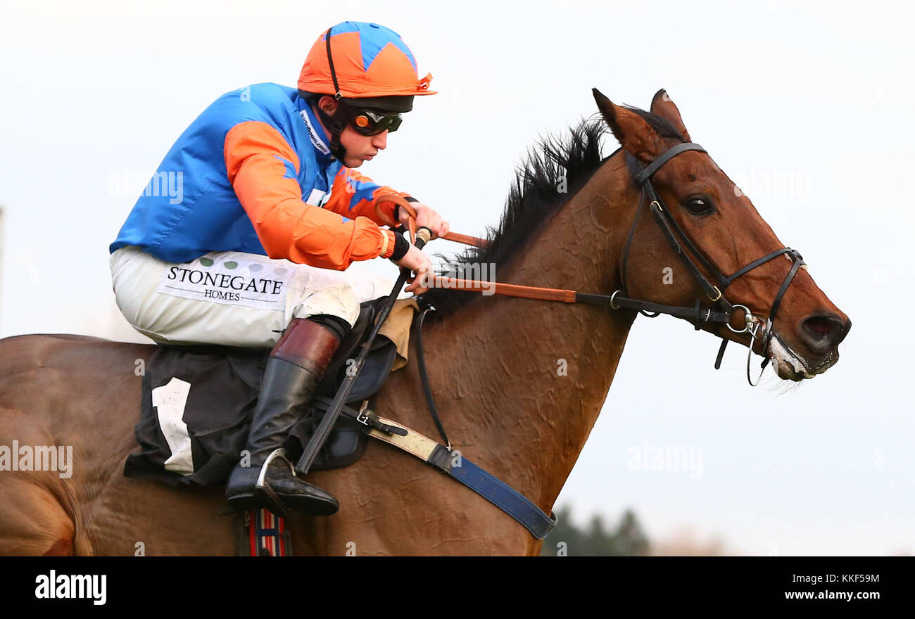 Plumpton, UK. 4. Dezember, 2017. Jamie Moore reiten Knocknanuss in Richtung finish während der starke Aromen Catering Novizen' Hürde Credit: James Boardman/Alamy leben Nachrichten Stockfoto