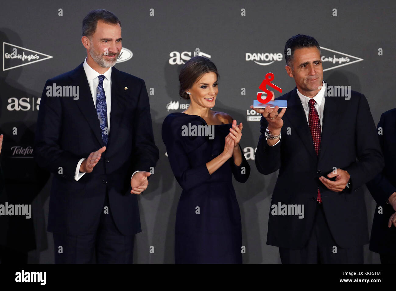 Madrid, Spanien. 4. Dez, 2017. Spanischen Royals König Felipe VI und Königin Letizia mit Miguel Indurain während der als Sports Awards auf ihr 50-jähriges Jubiläum in Madrid am Montag, 04. Dezember 2017. Credit: Gtres Información más Comuniación auf Linie, S.L./Alamy leben Nachrichten Stockfoto