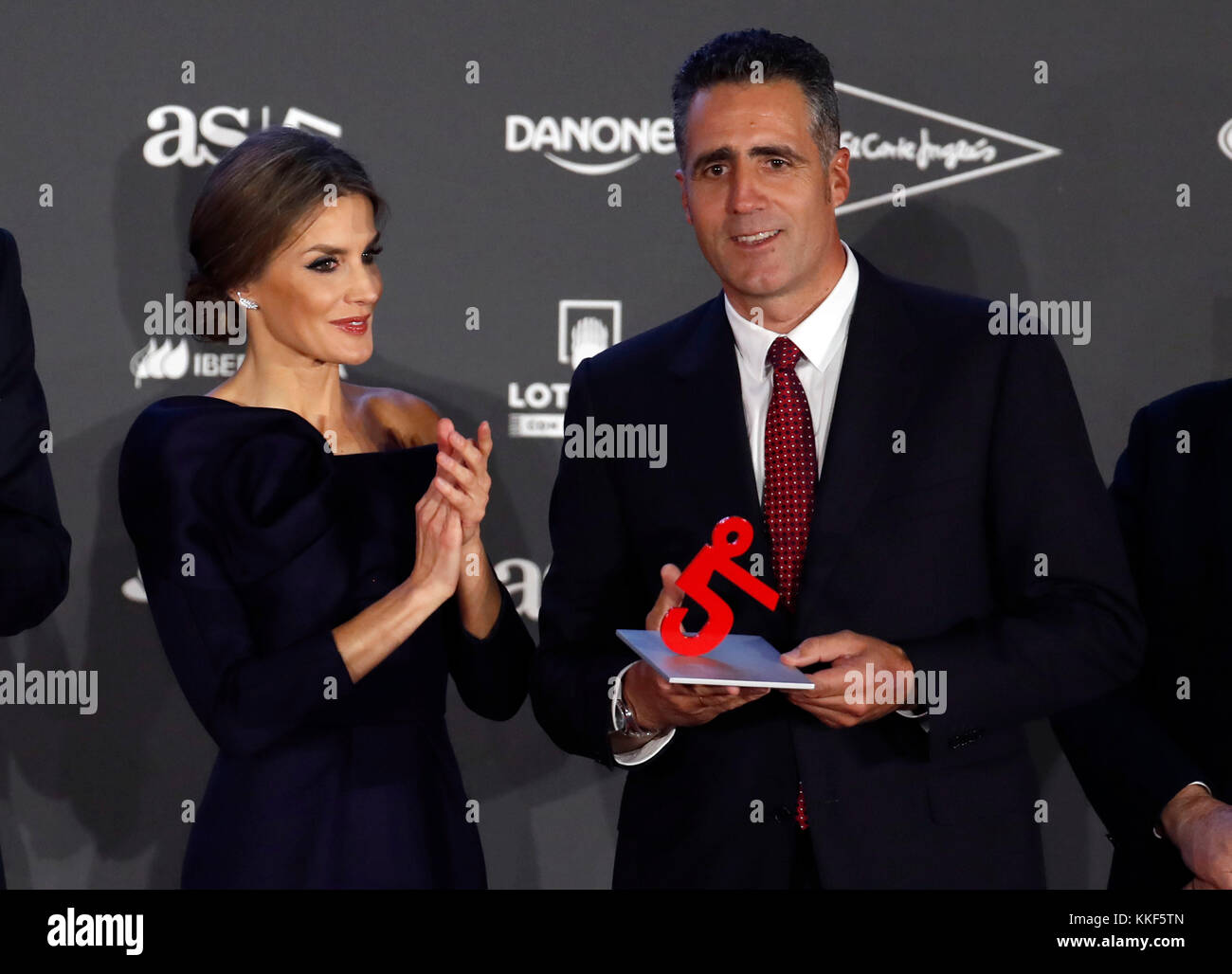 Madrid, Spanien. 4. Dez, 2017. Spanischen Royals König Felipe VI und Königin Letizia mit Miguel Indurain während der als Sports Awards auf ihr 50-jähriges Jubiläum in Madrid am Montag, 04. Dezember 2017. Credit: Gtres Información más Comuniación auf Linie, S.L./Alamy leben Nachrichten Stockfoto