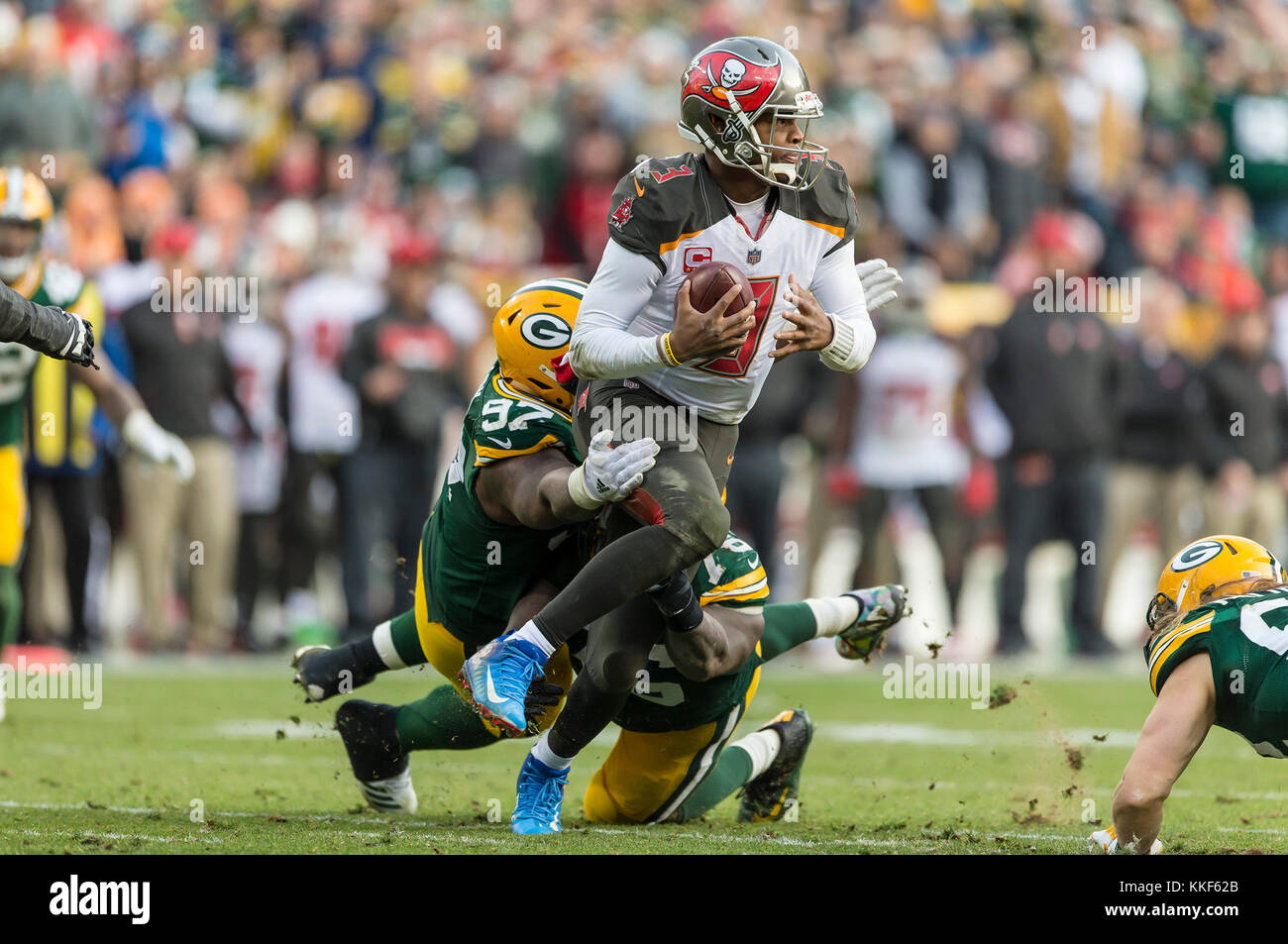 Dezember 3, 2017: Tampa Bay Buccaneers quarterback Jameis Winston #3 wird von Green Bay Packers Nase sacked Angriff Kenny Clark #97 und Green Bay Packers defensive Ende Mike Daniels #76 Während der NFL Football Spiel zwischen der Tampa Bay Buccaneers und den Green Bay Packers in Lambeau Field in Green Bay, WI. Verpacker besiegten die Buccaneers in überstunden 26-20. John Fisher/CSM Stockfoto