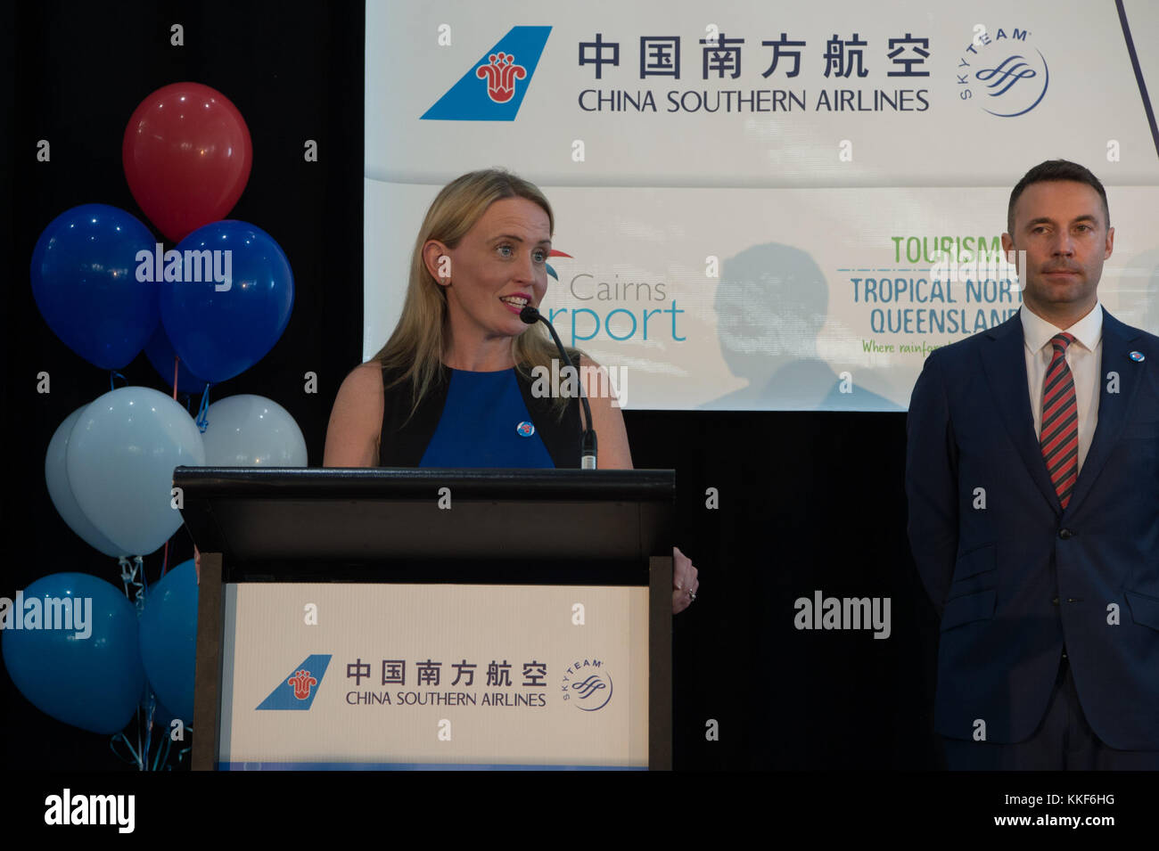 (171205) -- CAIRNS, Australien, 5. Dezember (Xinhua) -- Queensland State Tourism Minister Kate Jones spricht am 5. Dezember 2017 auf dem Cairns International Airport an der Begrüßungszeremonie für den ersten Flug von Guangzhou, China nach Cairns, Australien. (Xinhua/Xu Haijing) (rh) Credit: Xu Haijing) (rh/Xinhua/Alamy Live News Stockfoto