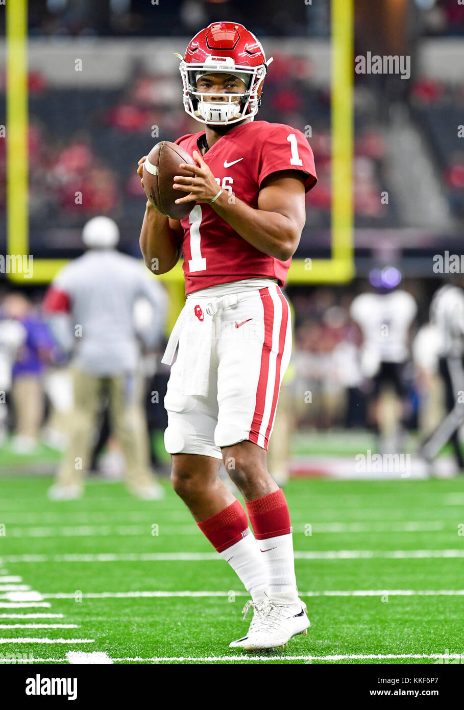 Dezember 02, 2017: Oklahoma Sooners Quarterback Kyler Murray #1 erwärmt, bevor die grosse Meisterschaft 12 NCAA Football Spiel zwischen der Texas Christian University gehörnten Frösche und die Universität von Oklahoma Sooners bei AT&T Stadium in Arlington, TX Oklahoma besiegt TCU 41-17 Albert Pena/CSM Stockfoto