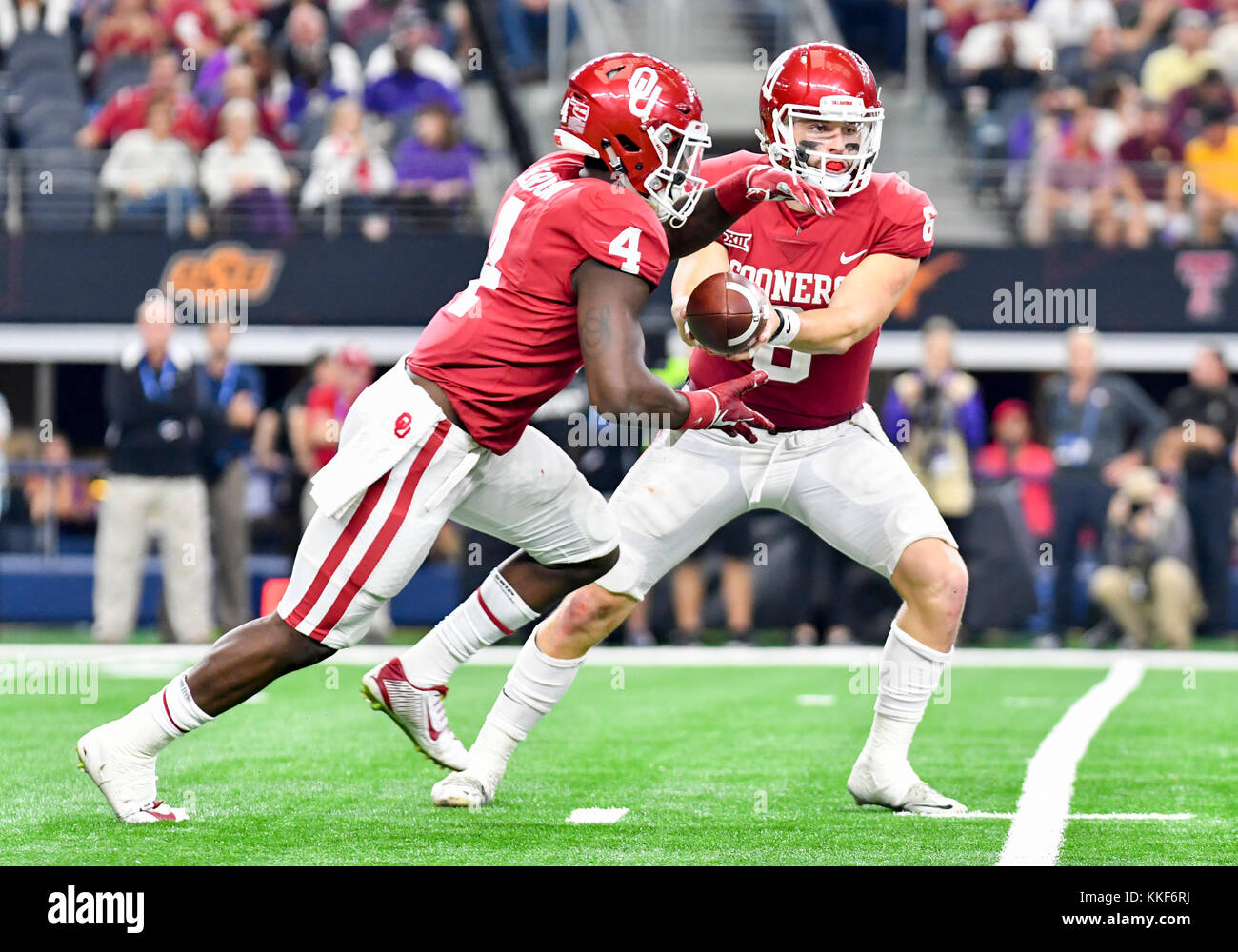 Dezember 02, 2017: Oklahoma Sooners Quarterback Baker Mayfield #6 Hände den Ball für Oklahoma Sooners zurück laufen Trey Predigt #4 Während der grossen Meisterschaft 12 NCAA Football Spiel zwischen der Texas Christian University gehörnten Frösche und die Universität von Oklahoma Sooners bei AT&T Stadium in Arlington, TX Oklahoma besiegt TCU 41-17 Albert Pena/CSM Stockfoto