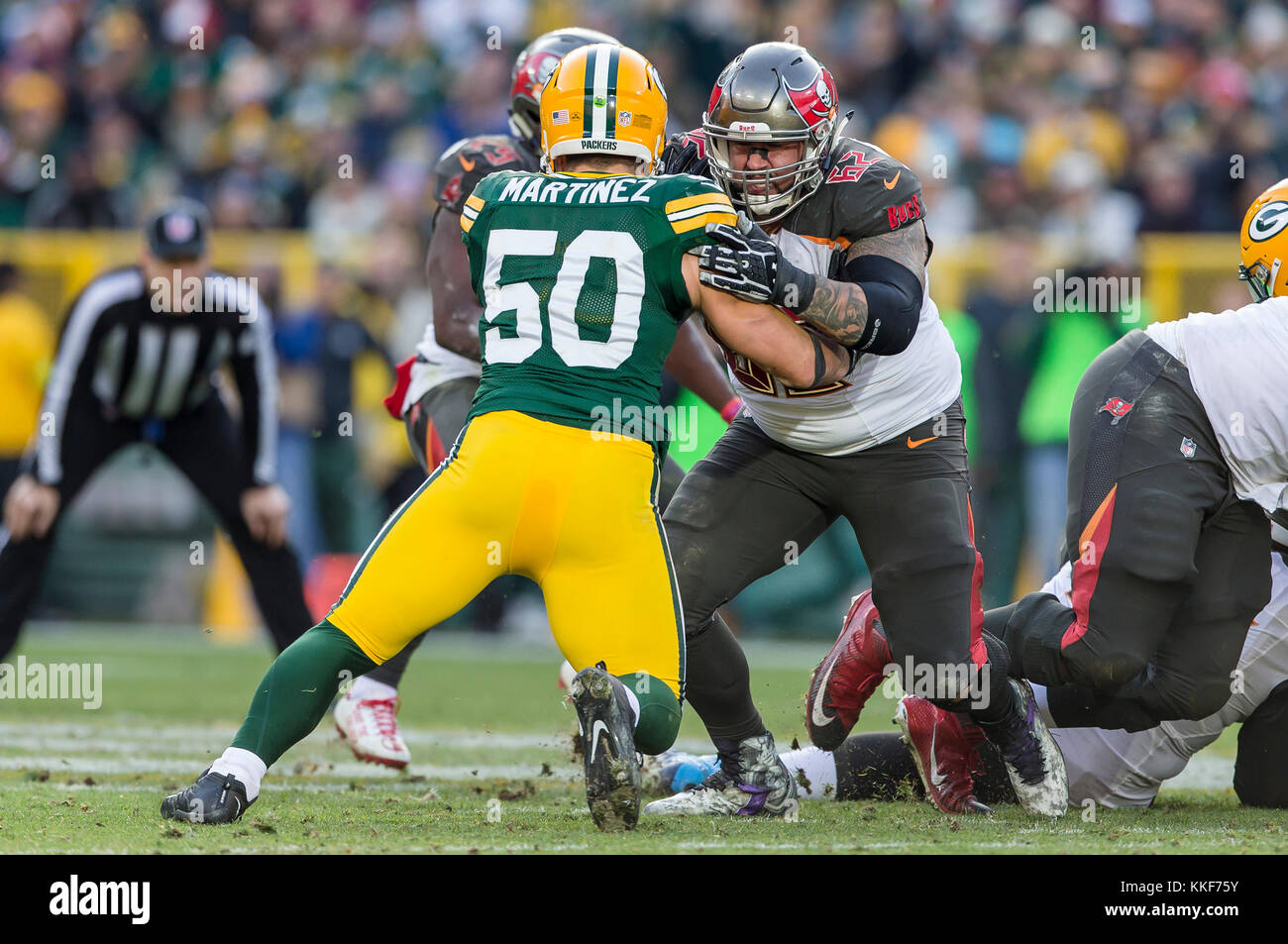 Dezember 3, 2017: Tampa Bay Buccaneers offensive guard Evan Smith #62 Blöcke Green Bay Packers inside linebacker Blake Martinez #50 Während der NFL Football Spiel zwischen der Tampa Bay Buccaneers und den Green Bay Packers in Lambeau Field in Green Bay, WI. Verpacker besiegten die Buccaneers in überstunden 26-20. John Fisher/CSM Stockfoto