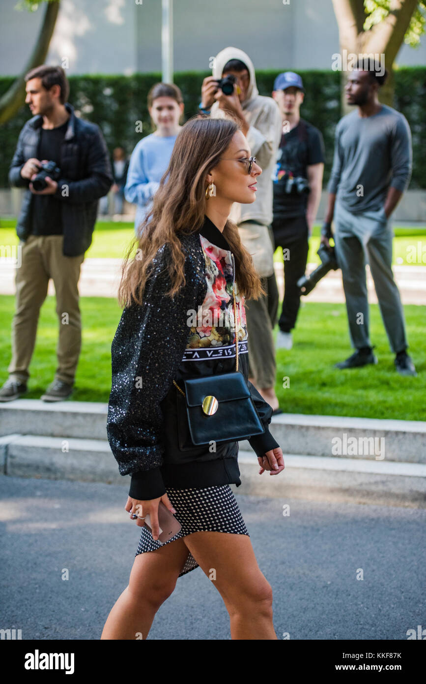 Mailand, Italien - 22. September 2017: Modische Mädchen während Armani Modenschau in Mailand fashion week - street style Konzept Frühjahr/Sommer 2018. Stockfoto