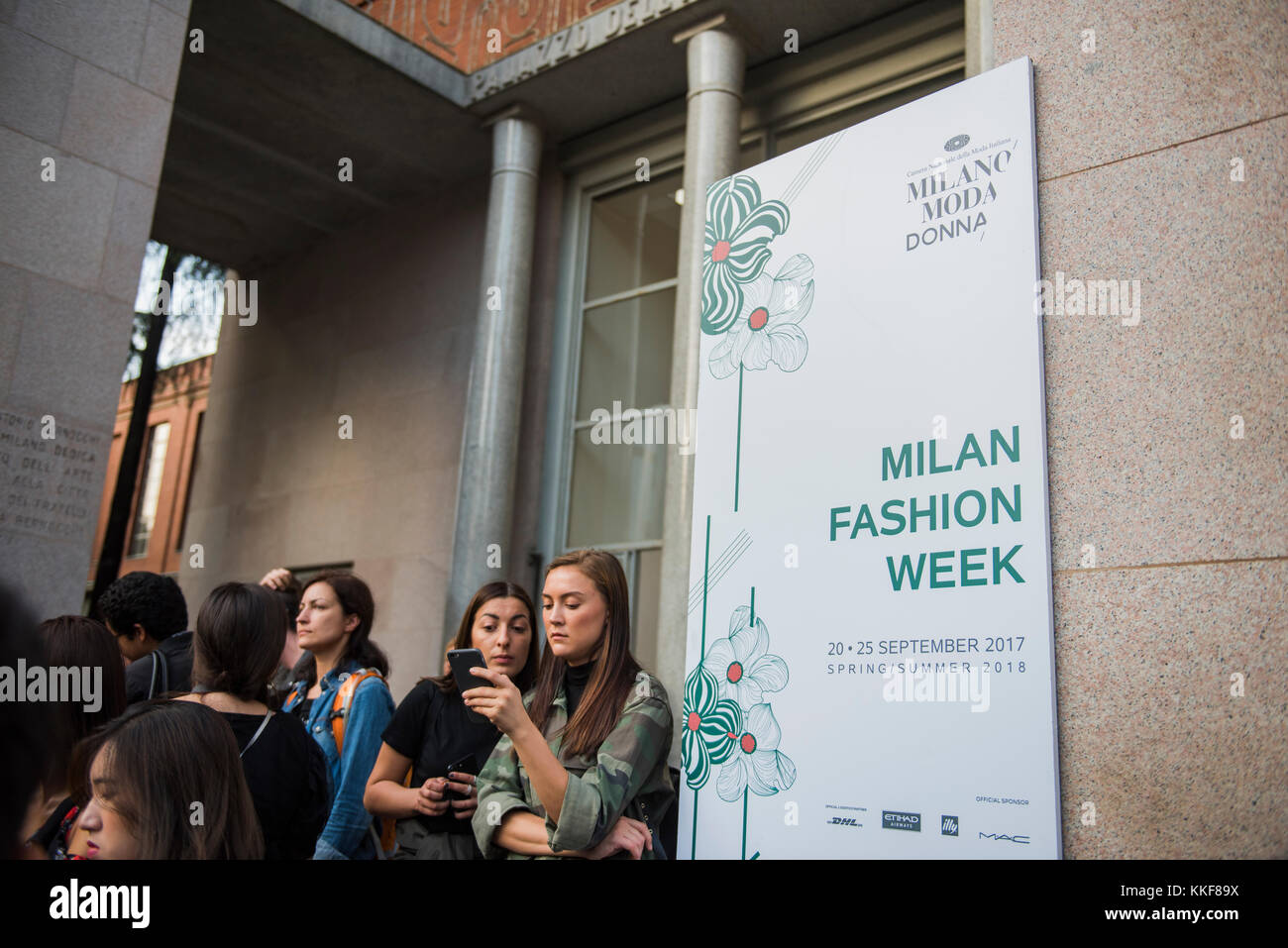 Mailand, Italien - 22 September, 2017: die Menschen am Eingang von einer Modenschau in Mailand fashion week. Stockfoto