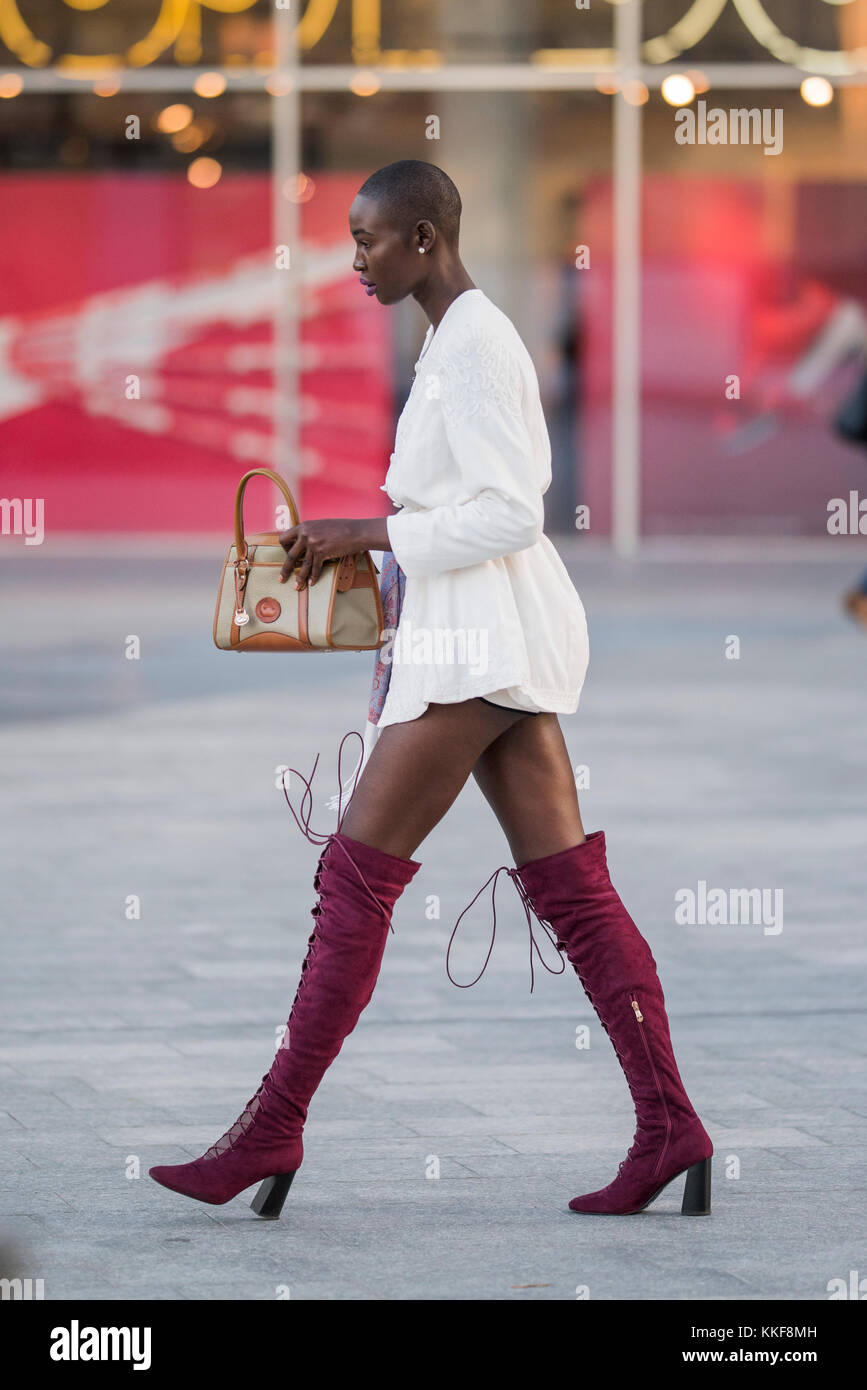 Mailand, Italien - 21 September 2017: Fashion Model zu Fuß auf der Straße in Mailand auf der Modewoche. Stockfoto